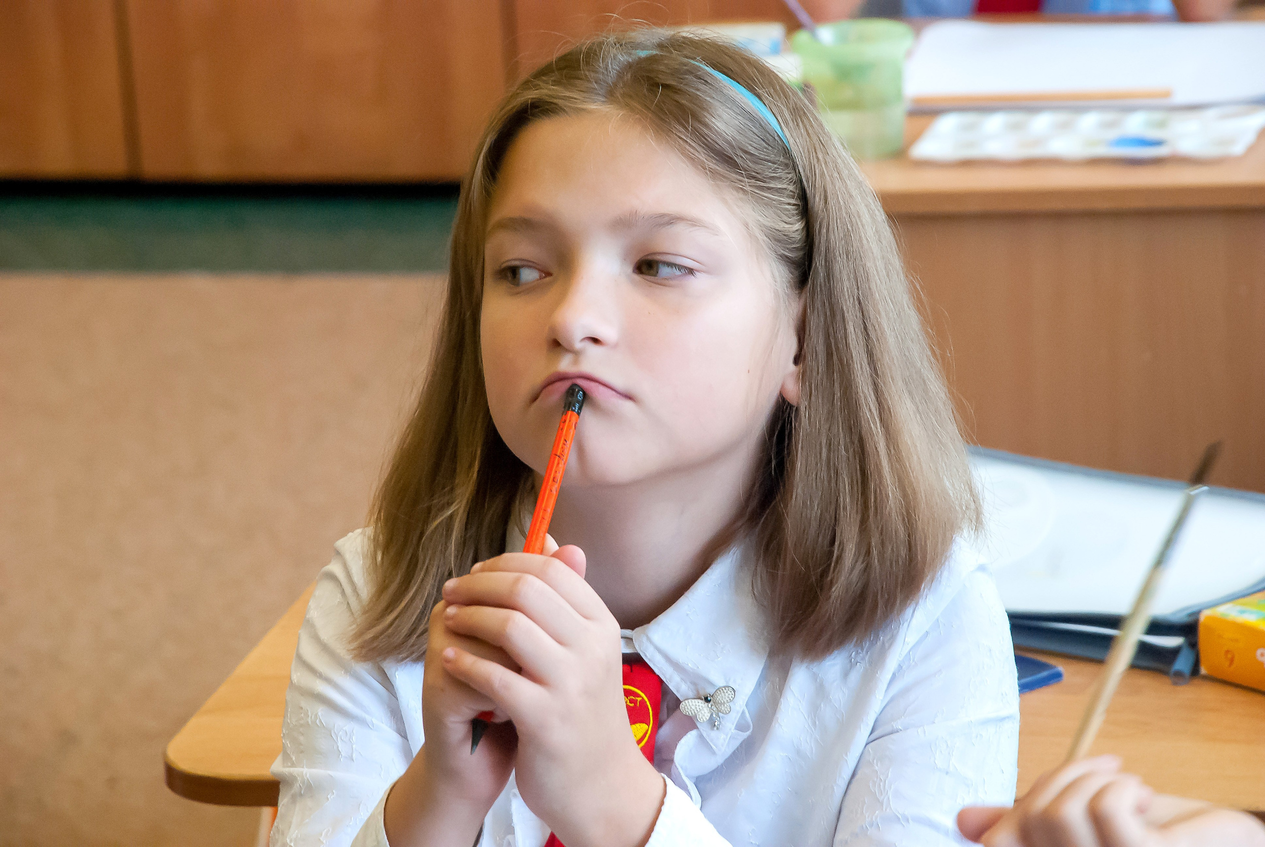 портрет девочки на уроке