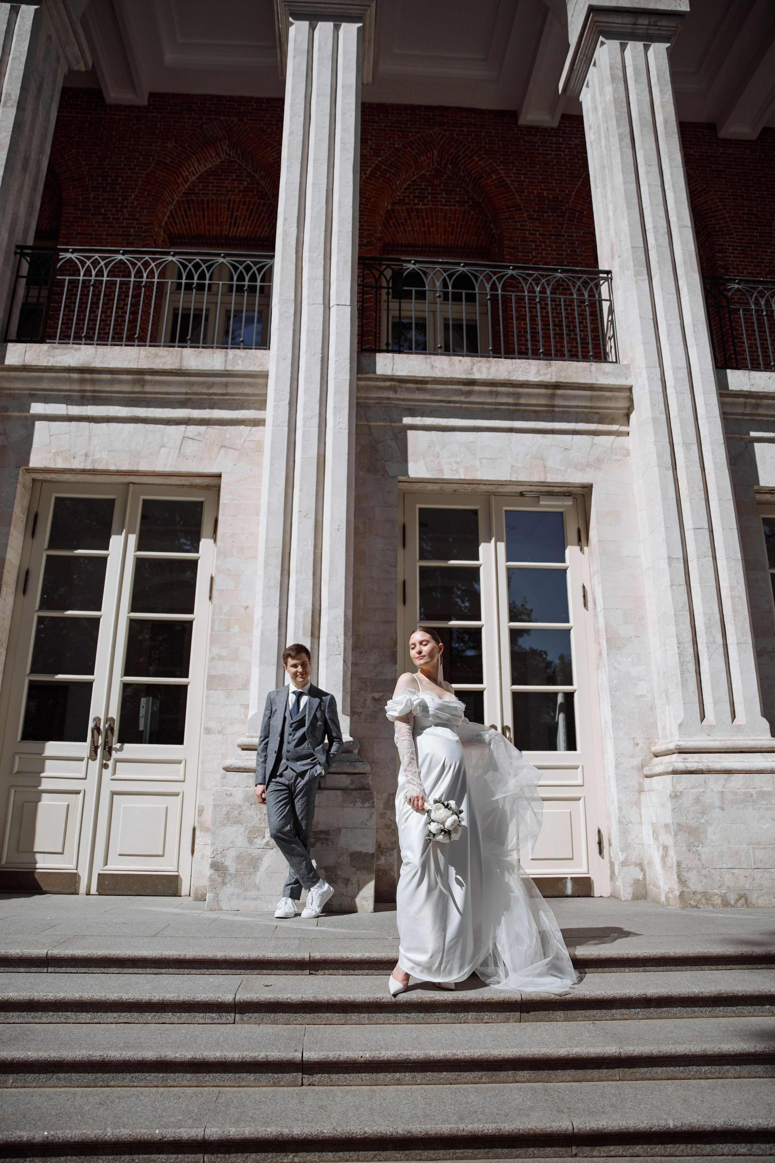 Заказать услуги свадебного фотографа с репортажным стилем