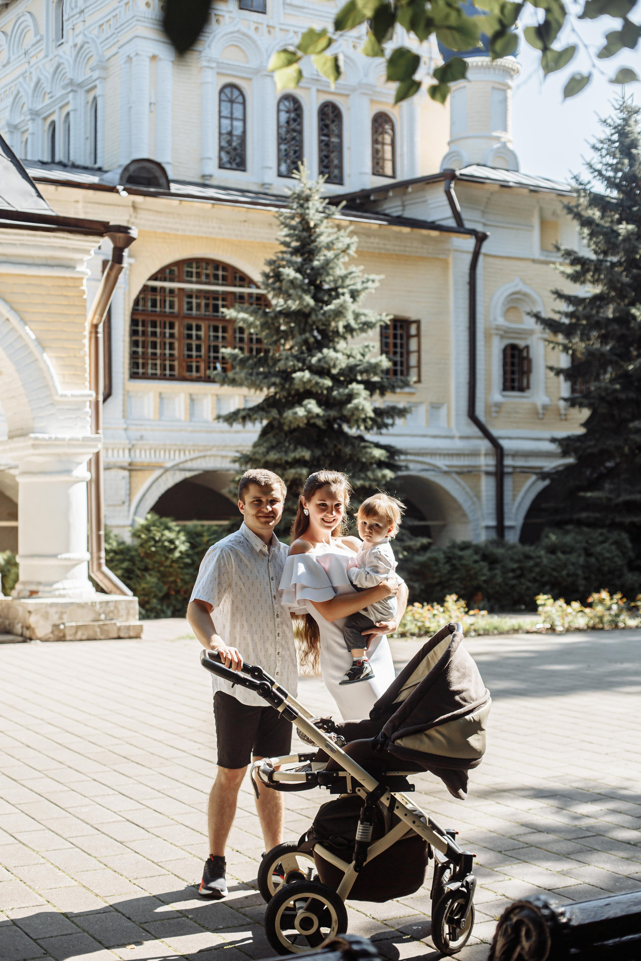 Семейная фотосессия втроём в парке Коломенское на фоне церкви, много фото далее...