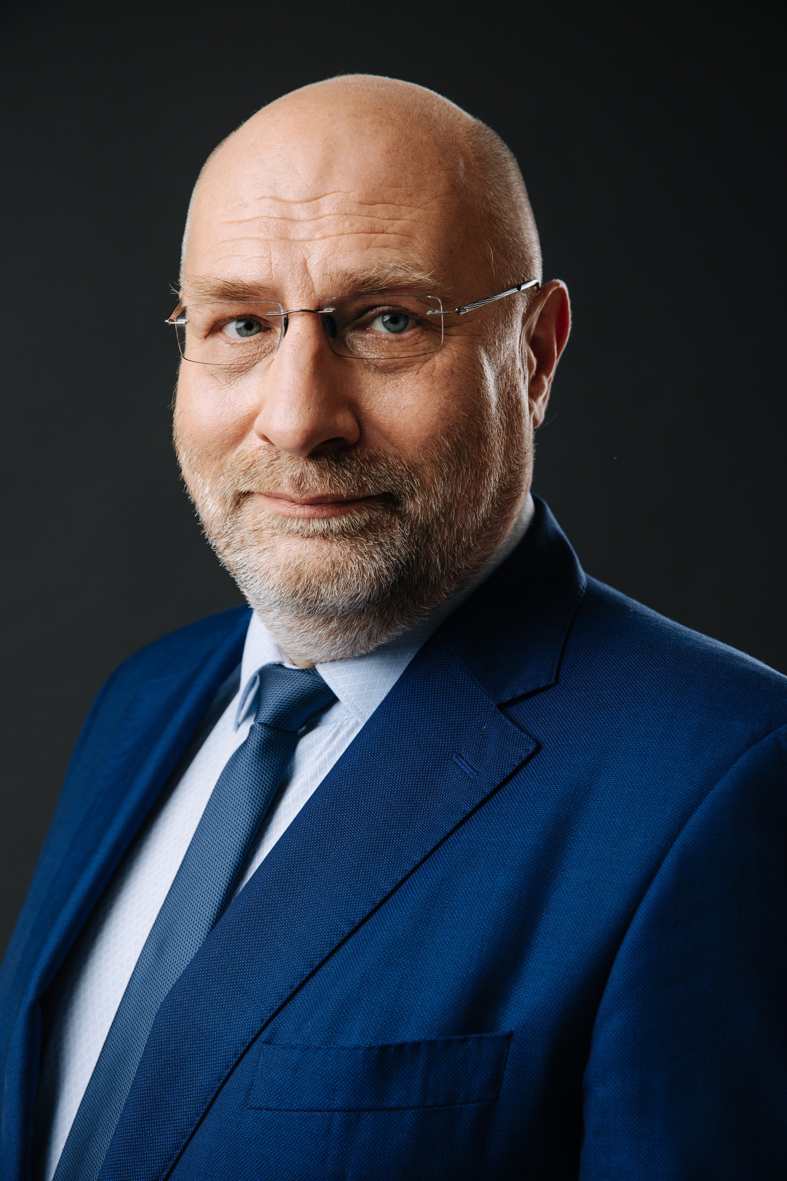 деловой портрет для сотрудника компании в едином стиле, на темном фоне