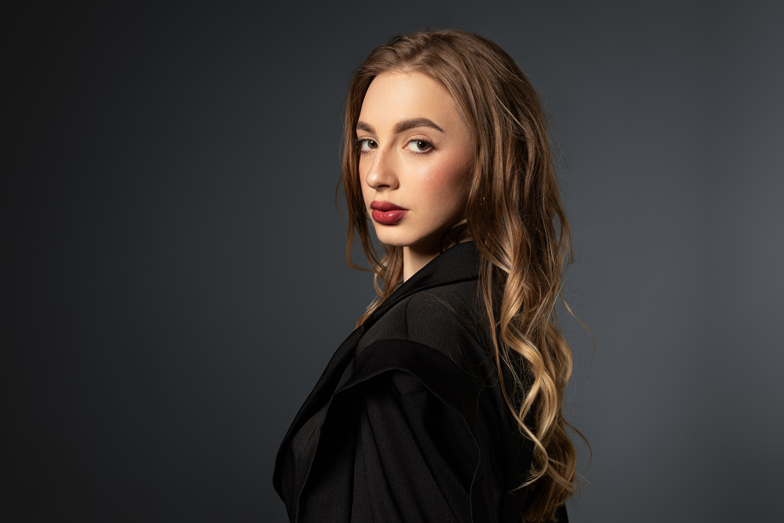 Студийная съемка на циклораме с импульсным светом с Ксенией для «себя». Дмитрий Шульгин, портретный фотограф в Воронеже