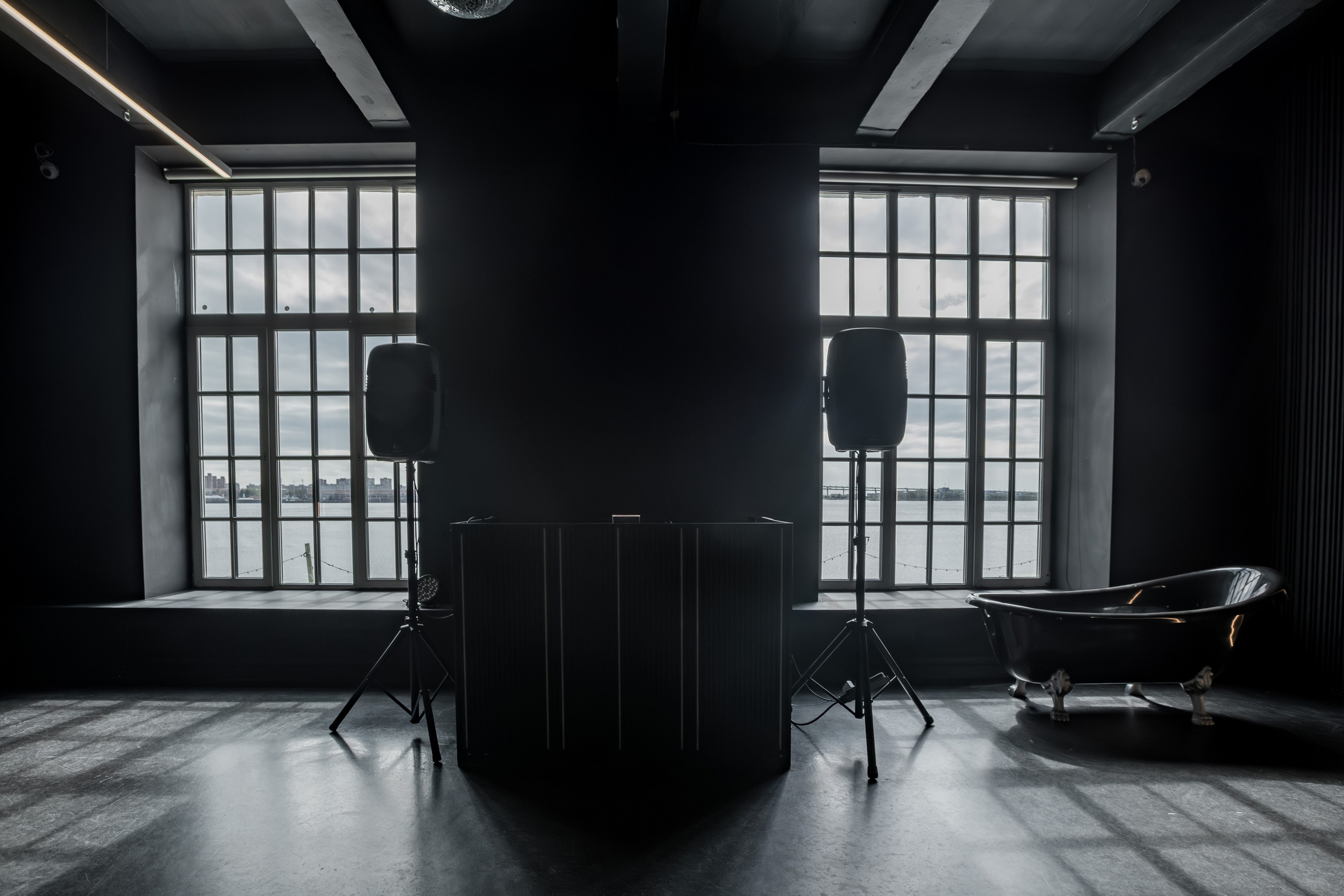 Mr. Black (лето). Аренда лофта в СПб для мероприятий