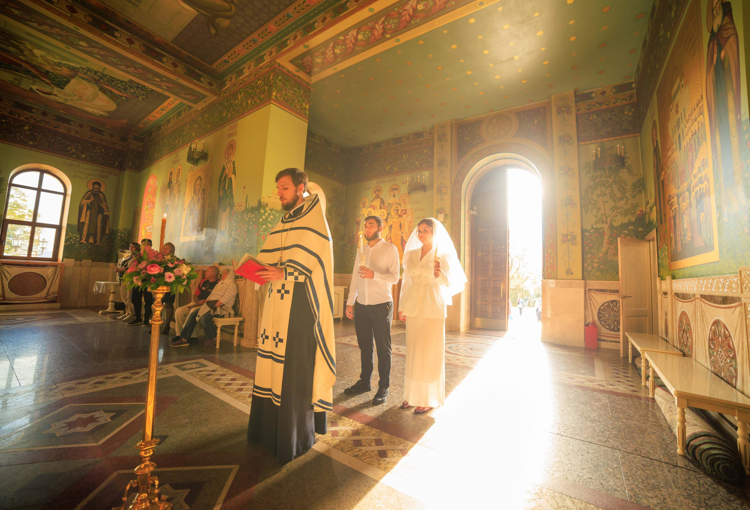 Репортажная фотосъемка таинства церковного брака.