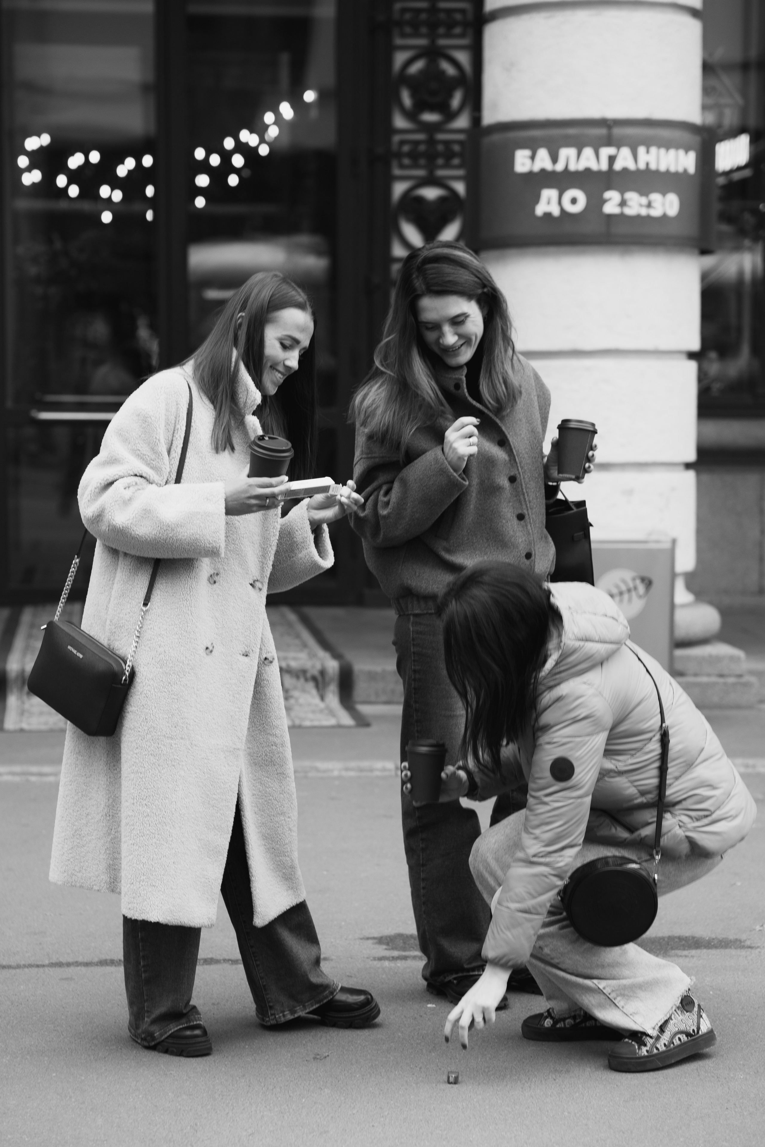 Уличная фотосессия трех подруг. Портретный и репортажный фотограф в Санкт-Петербурге | Валерия Кайряк