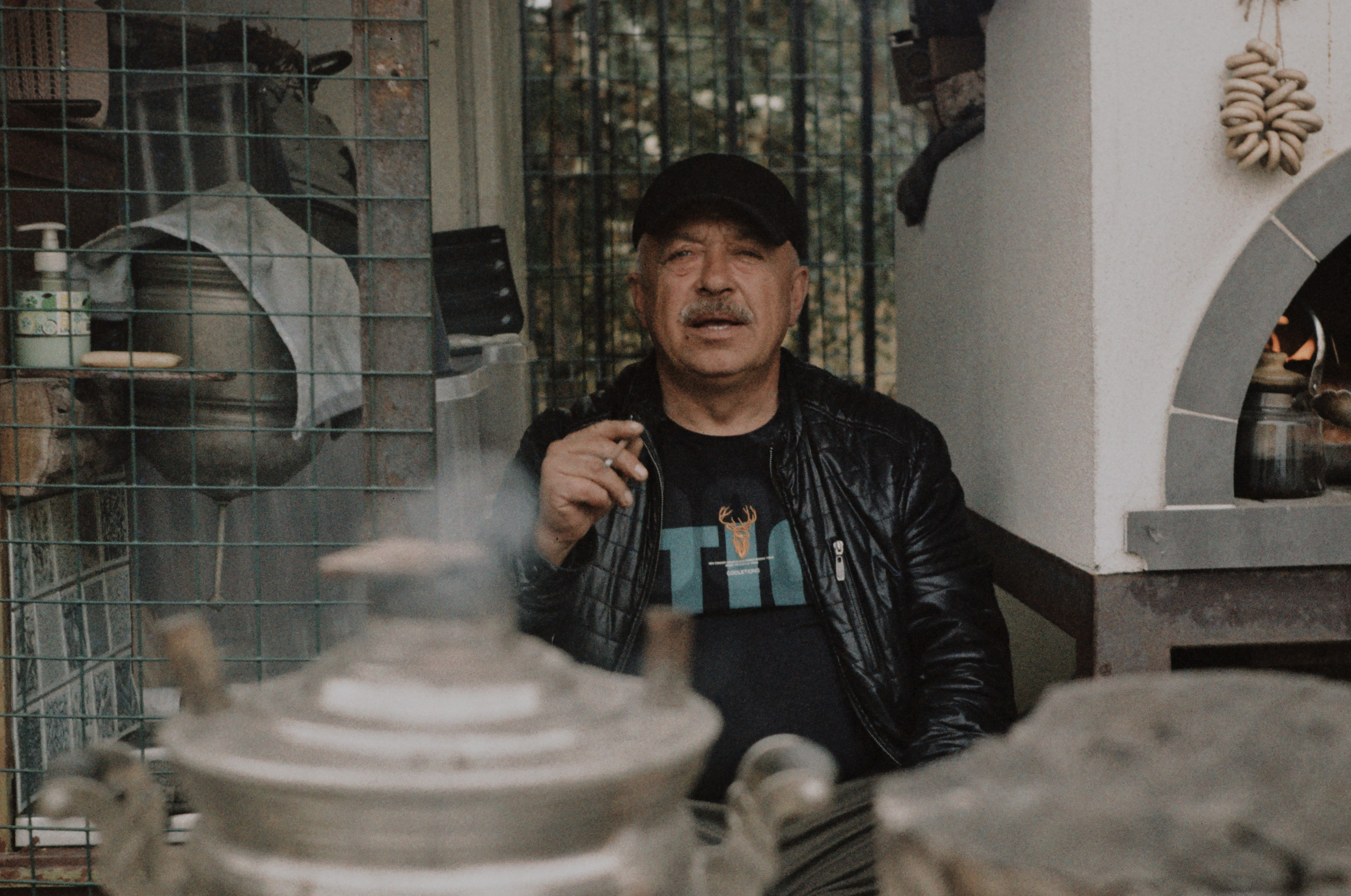 Продавец чая и баранок на туристической улице в Туле