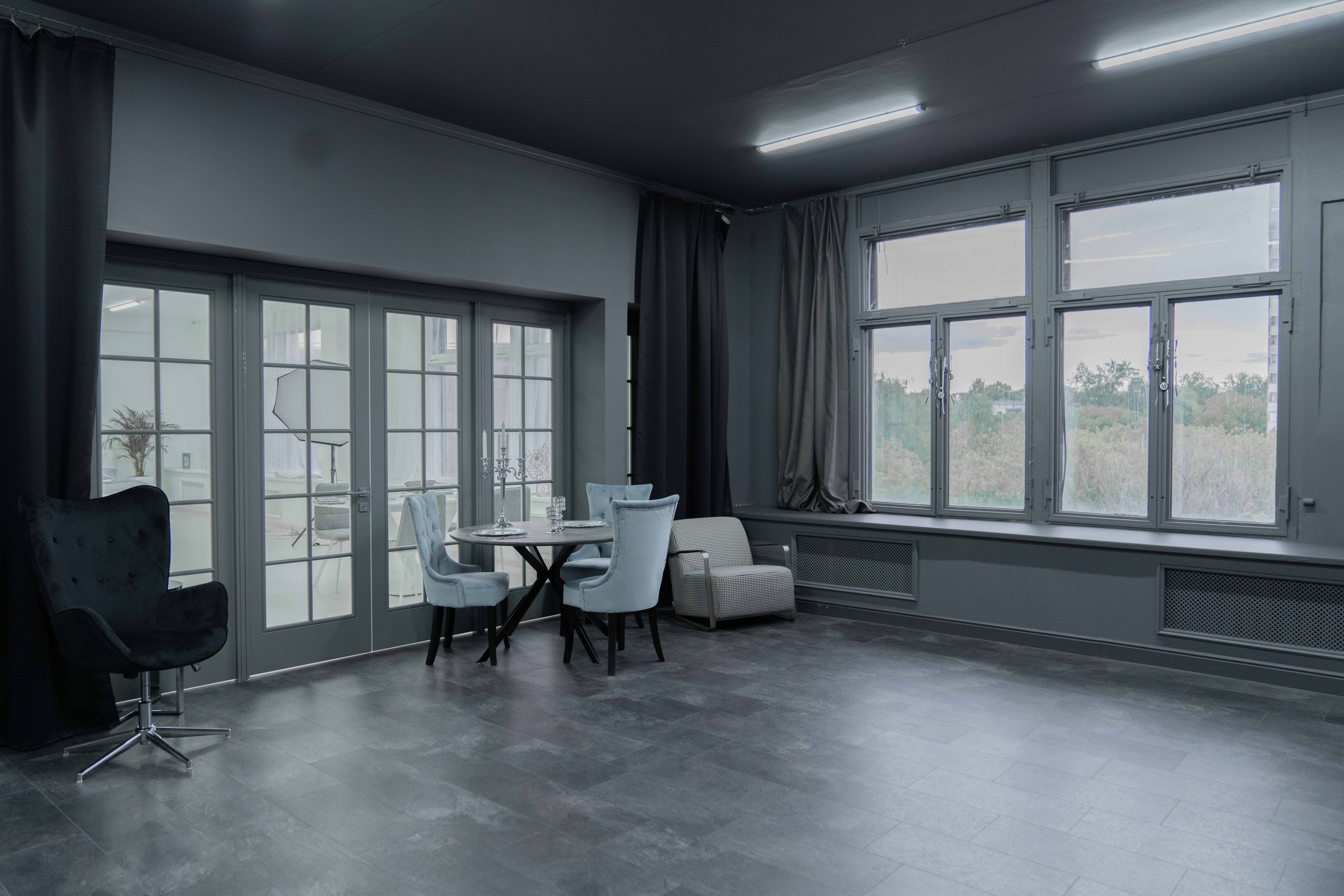 DАRК — зал 60 м² фотостудии в Москве с большими окнами, серыми стенами, потолком и полом, подходит для съемки с естественным светом. ВИЗУАЛИЗАТОР БРЕНДА: ФОТОГРАФ | ИМИДЖМЕЙКЕР| СТИЛИСТ МОСКВА