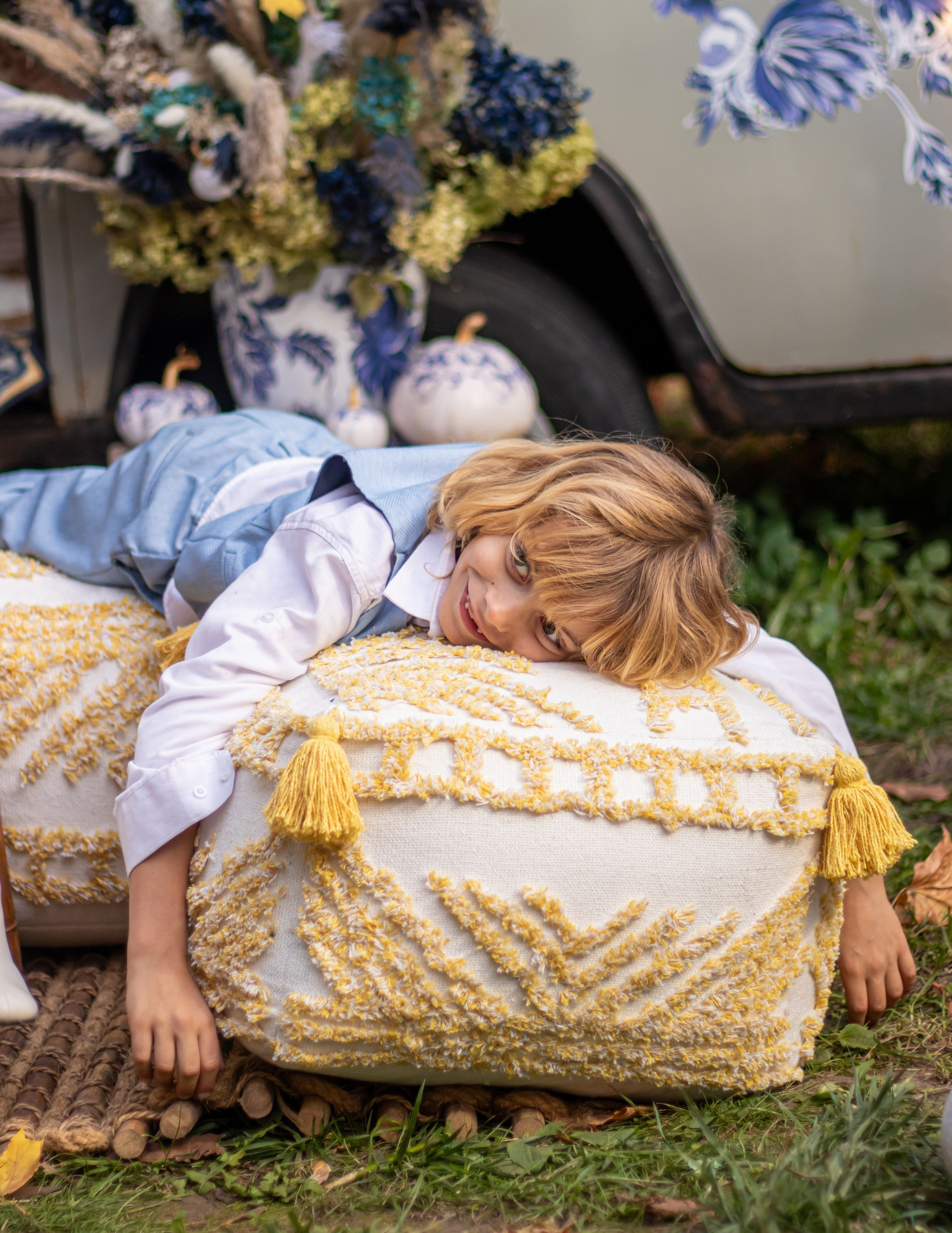 Сын улыбается, стоя рядом с декоративной фотозоной на ярмарочной площадке, детская съёмка, фотограф Карасёва Елена