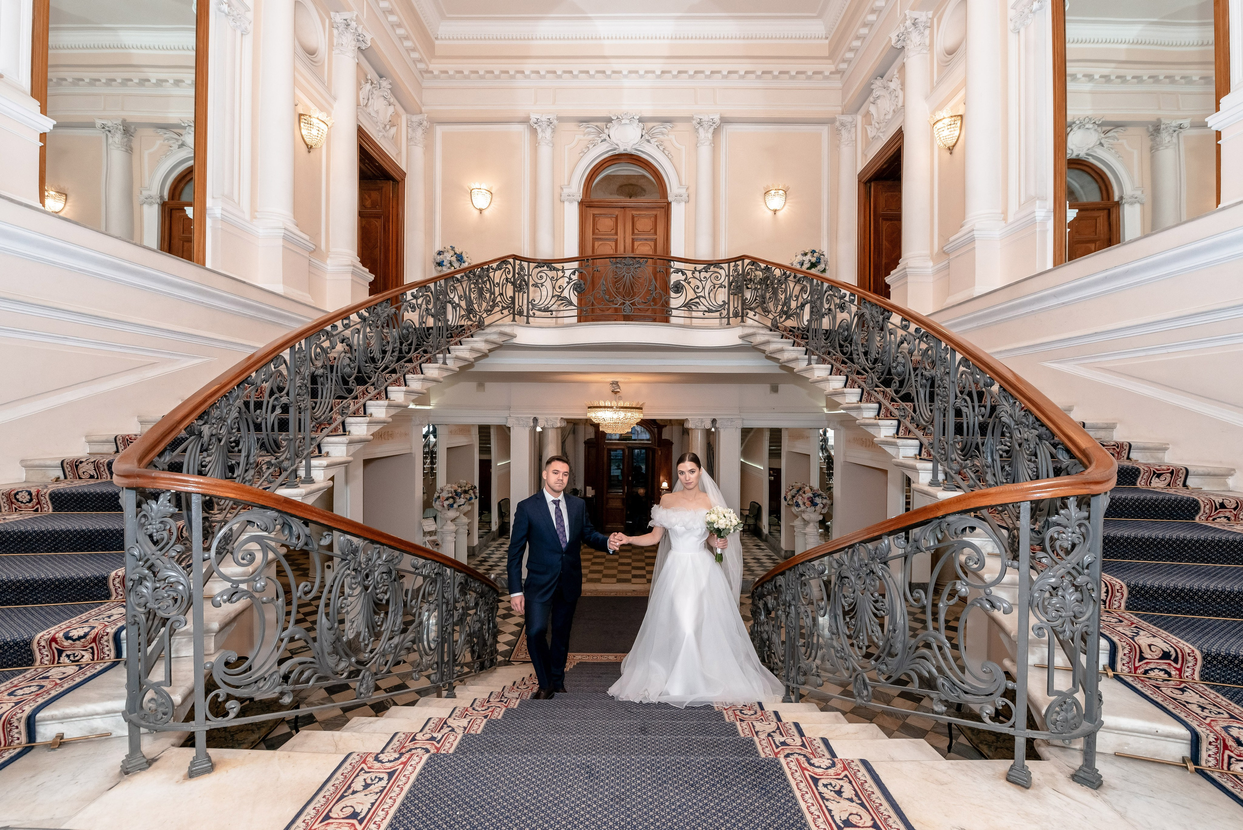 Осенняя великолепная свадебная прогулка жениха и невесты в октябре в Санкт-Петербурге в Михайловском парке и у Атлантов на Миллионной улице. Портретный, семейный и свадебный фотограф в Санкт-Петербурге и в Пушкине Ширяев Денис