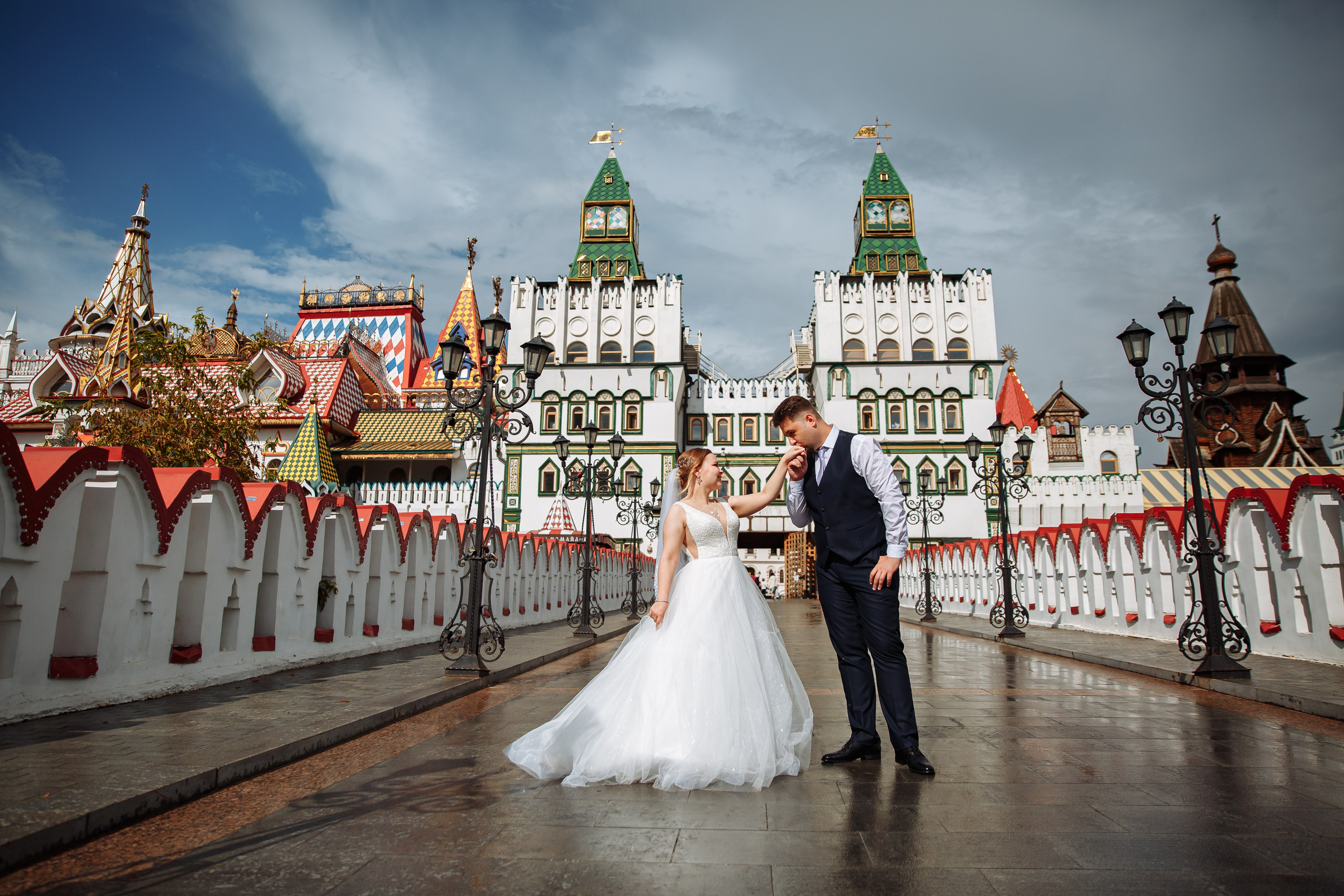 Молодожены на фоне Измайловского кремля Москва