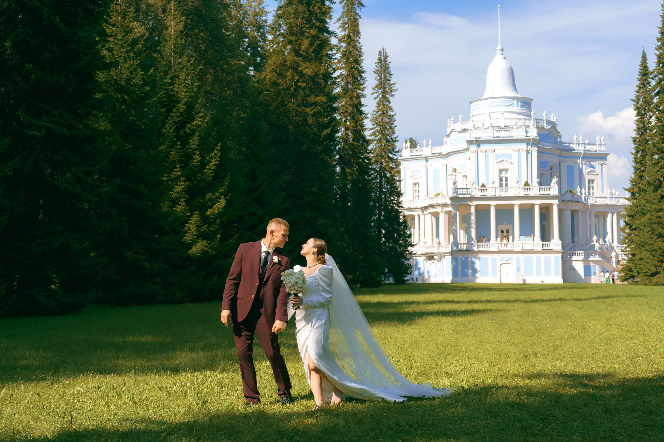 Жених и невеста в парке Ораниенбаум — утренние кадры свадебной прогулки