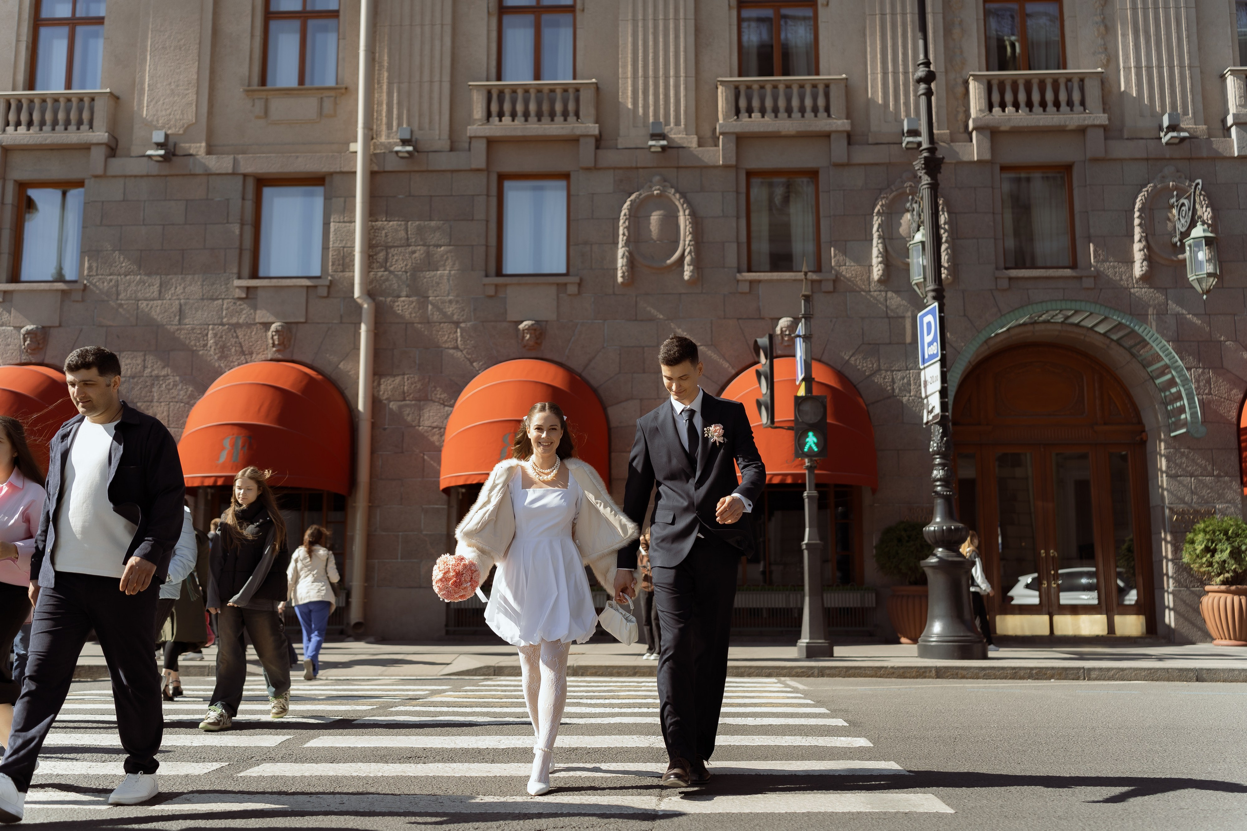 Невеста идёт по переходу с букетом, кадры свадебной прогулки в Петербурге