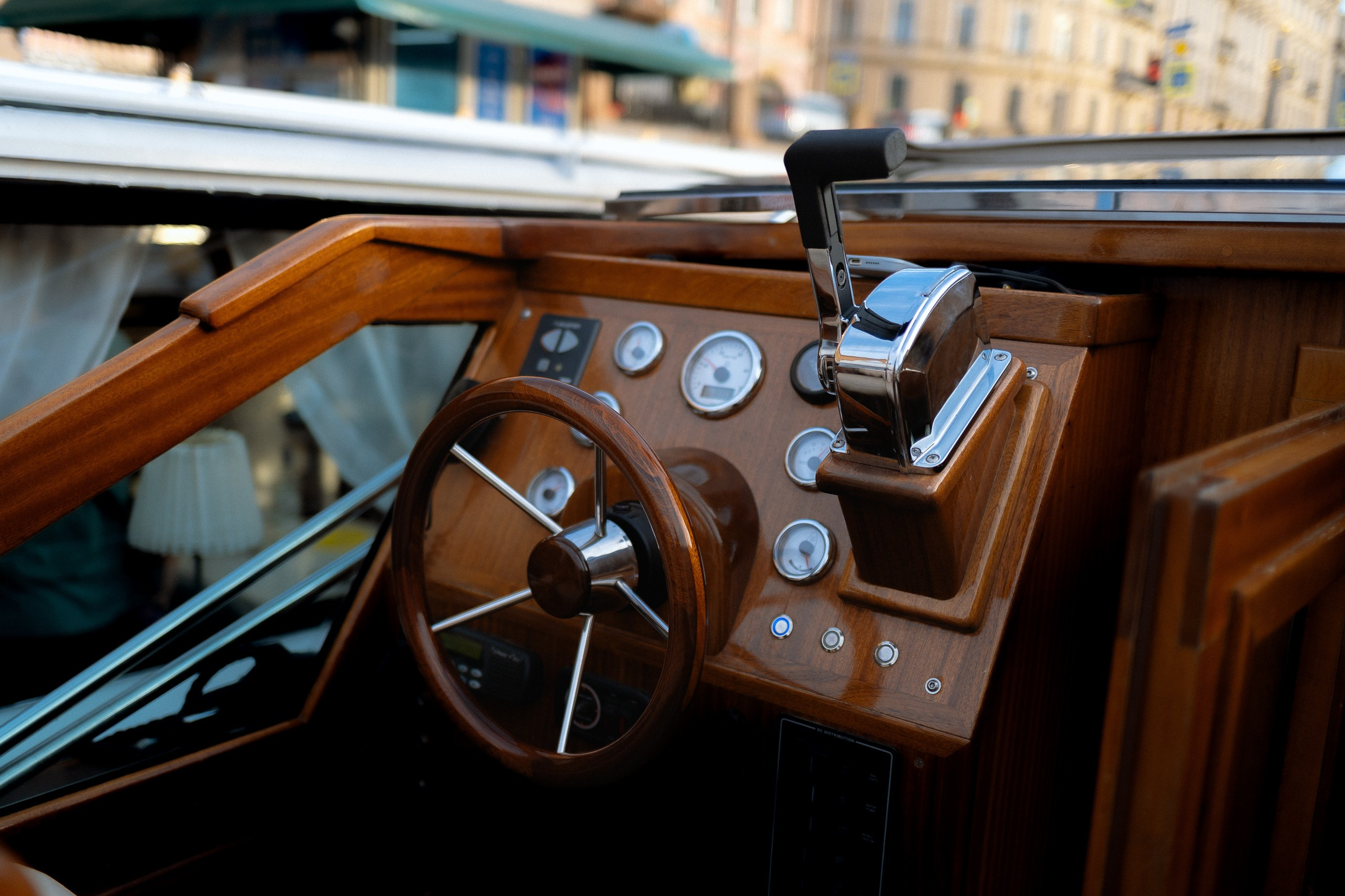 Руль катера — свадебная прогулка по Неве, деталь съёмки на воде