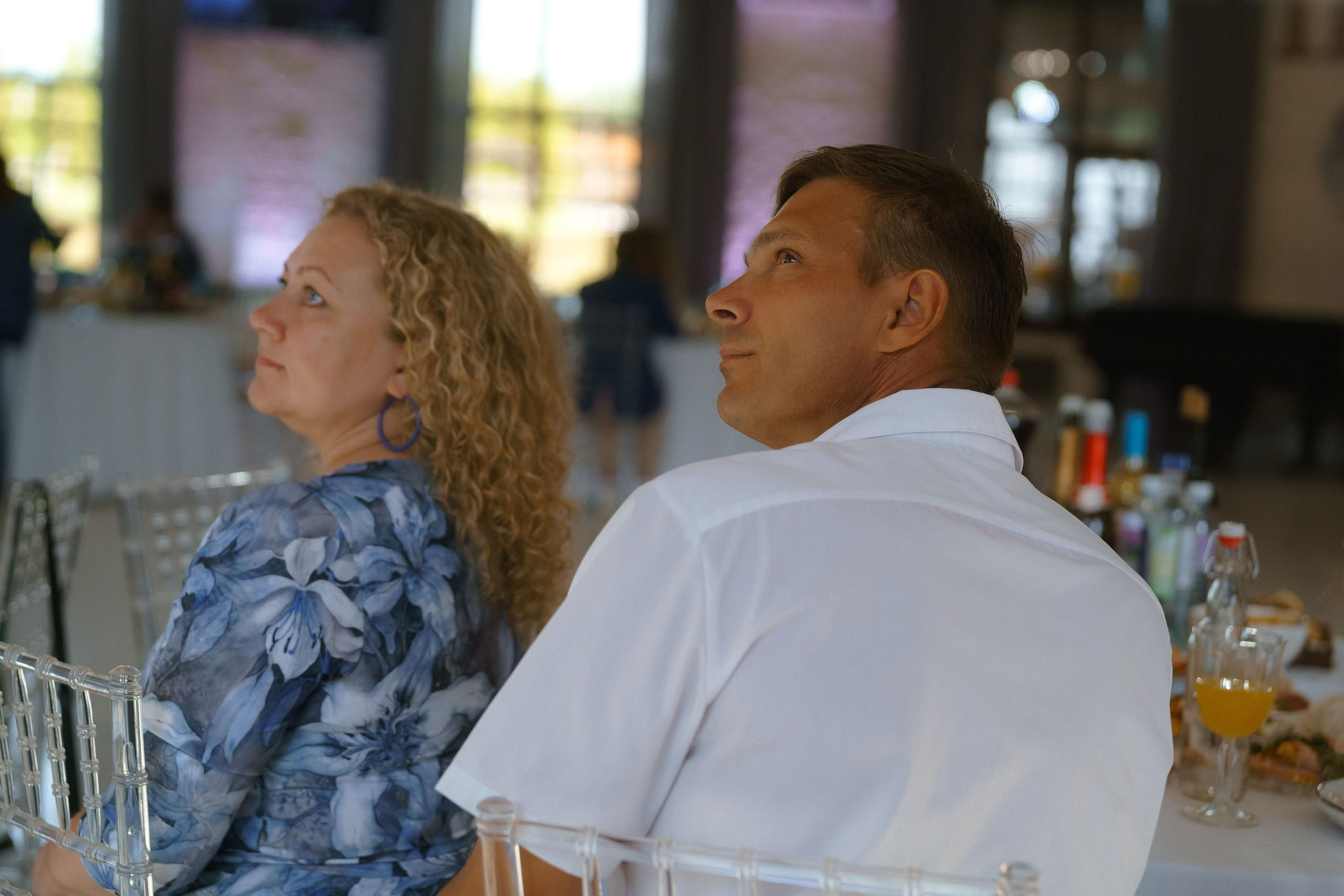 Пара гостей за праздничным столом на свадьбе