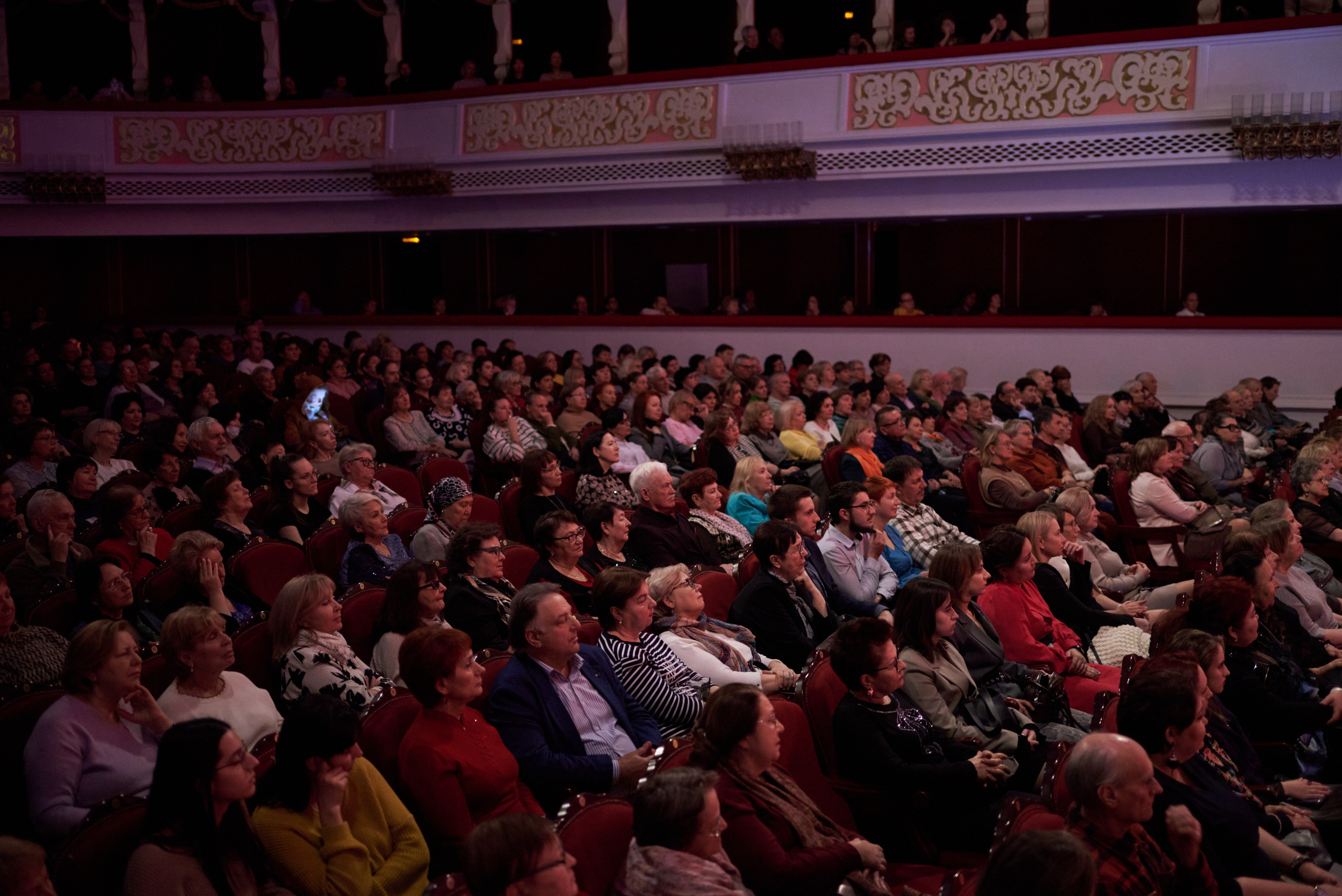 Полный зал во время спектакля — зрители следят за действием на сцене, съёмка концерта в театре