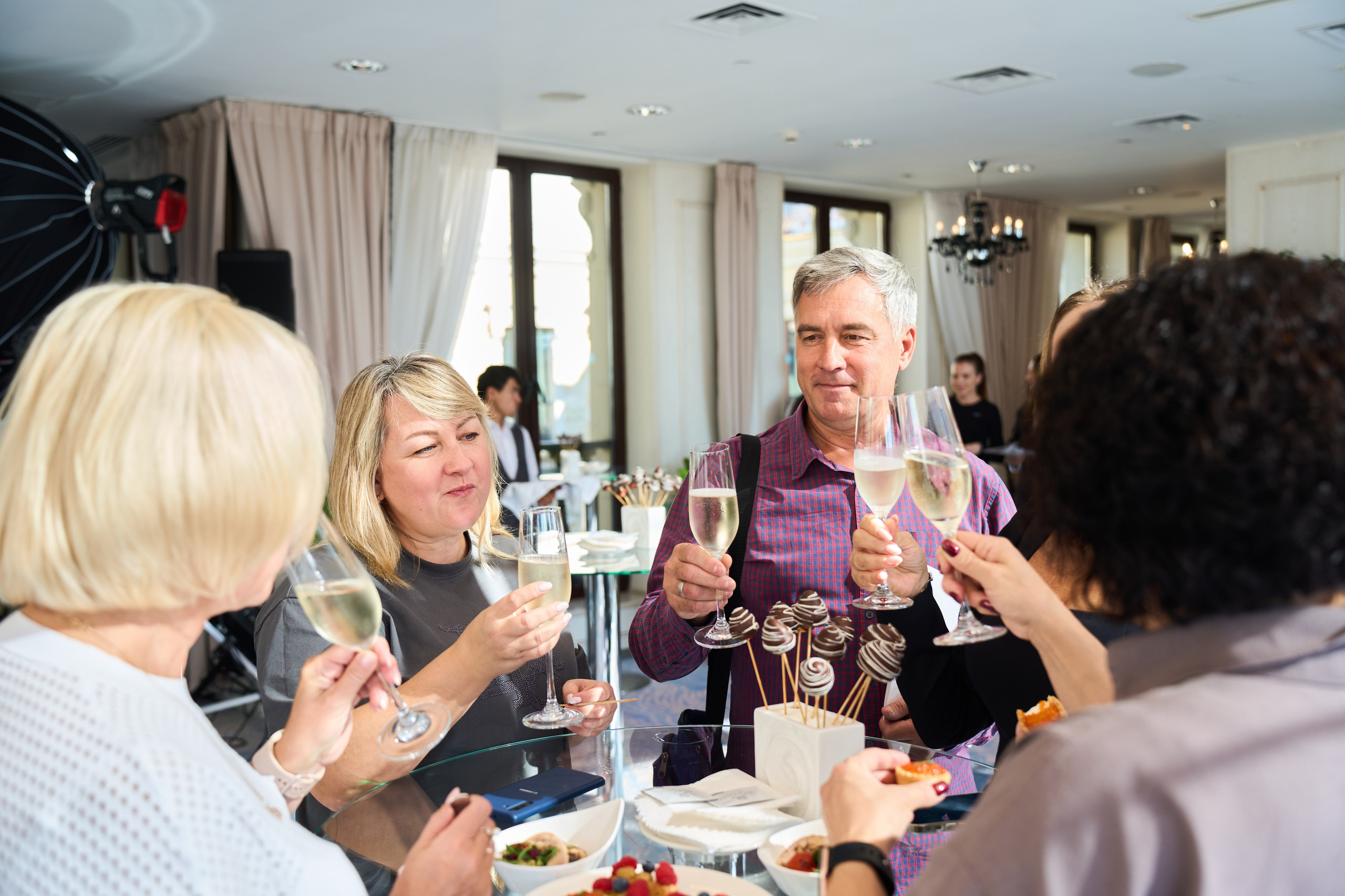 Репортажный фотограф. Показ свадебных платьев в Москве. Репортажный фотограф в Москве Вадим Галанин