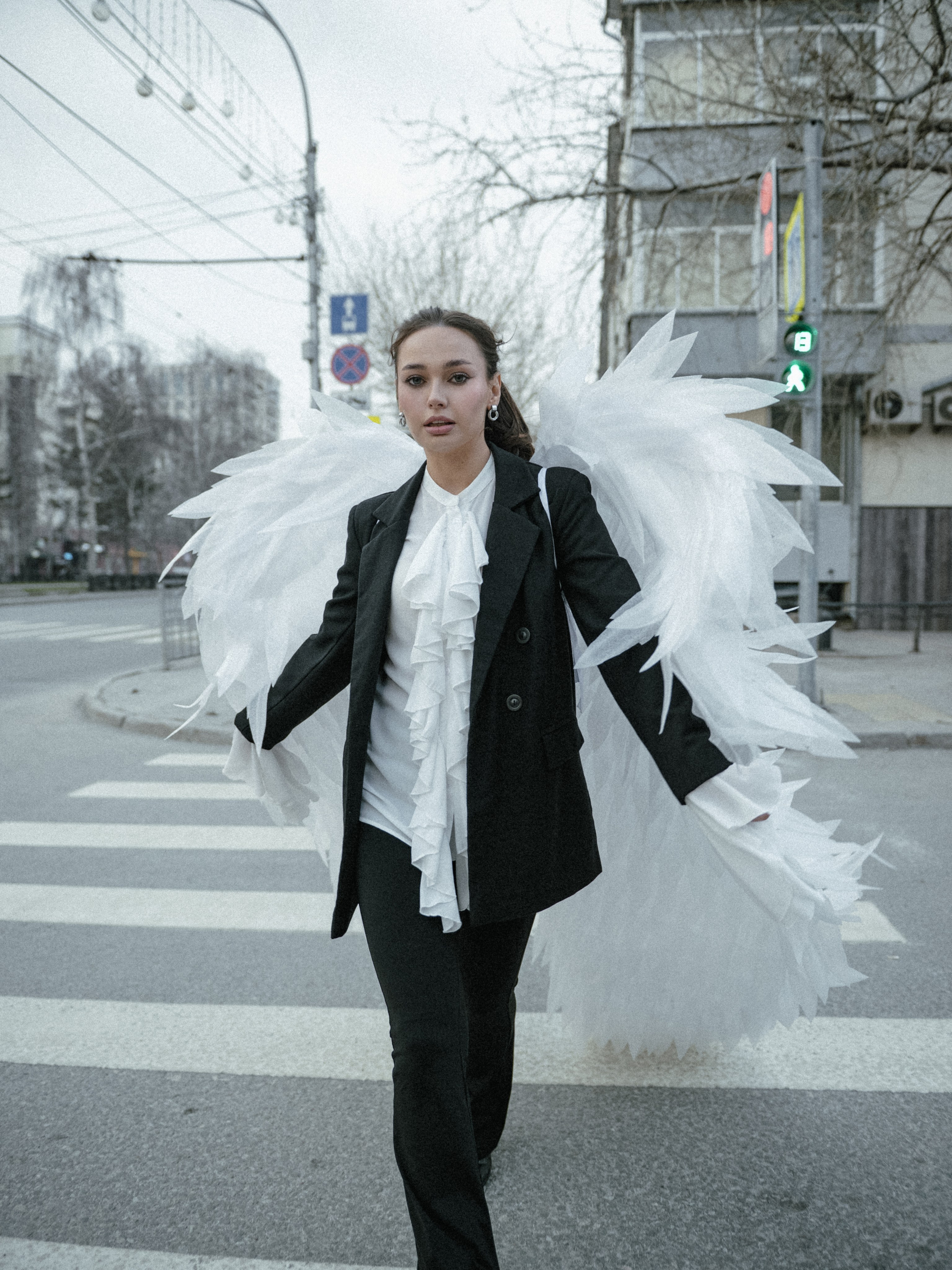 Fashion-портрет девушки с красным светом — художественный стиль