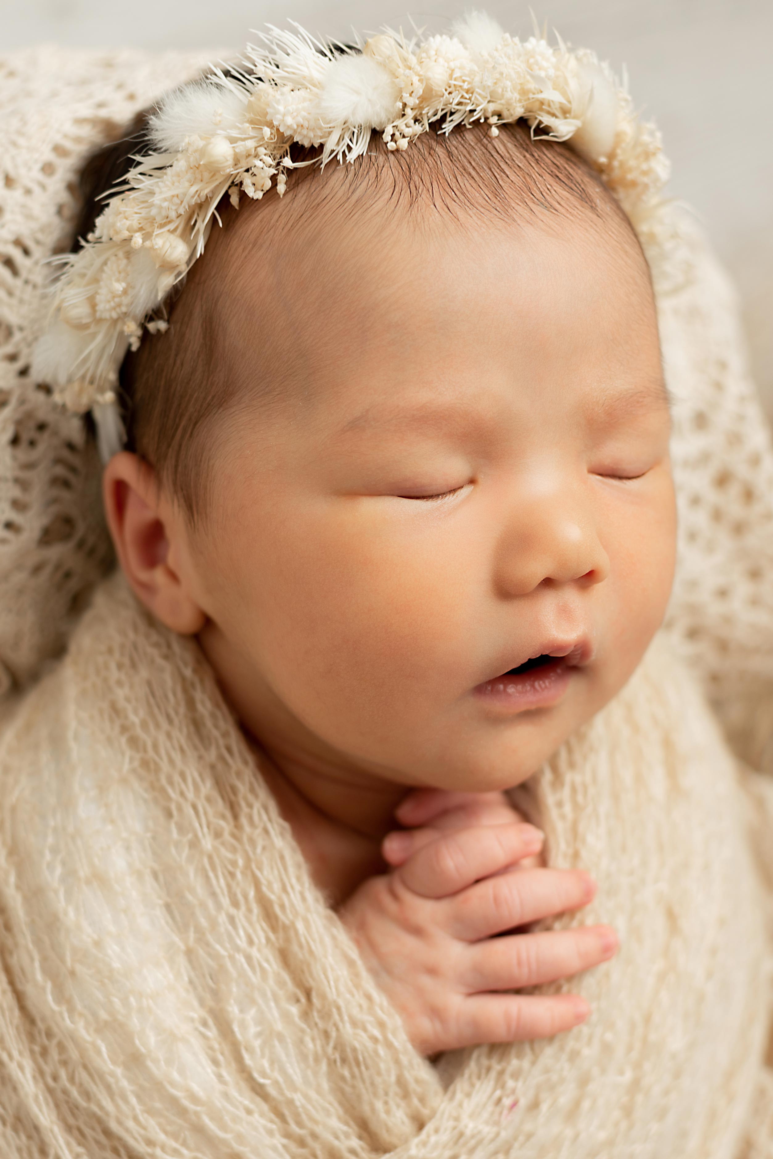 Ньюборн Крепыш малышка Вера мама Аида Калыгулова. Фотограф новорожденных в Нижневартовске Лара Курдюкова