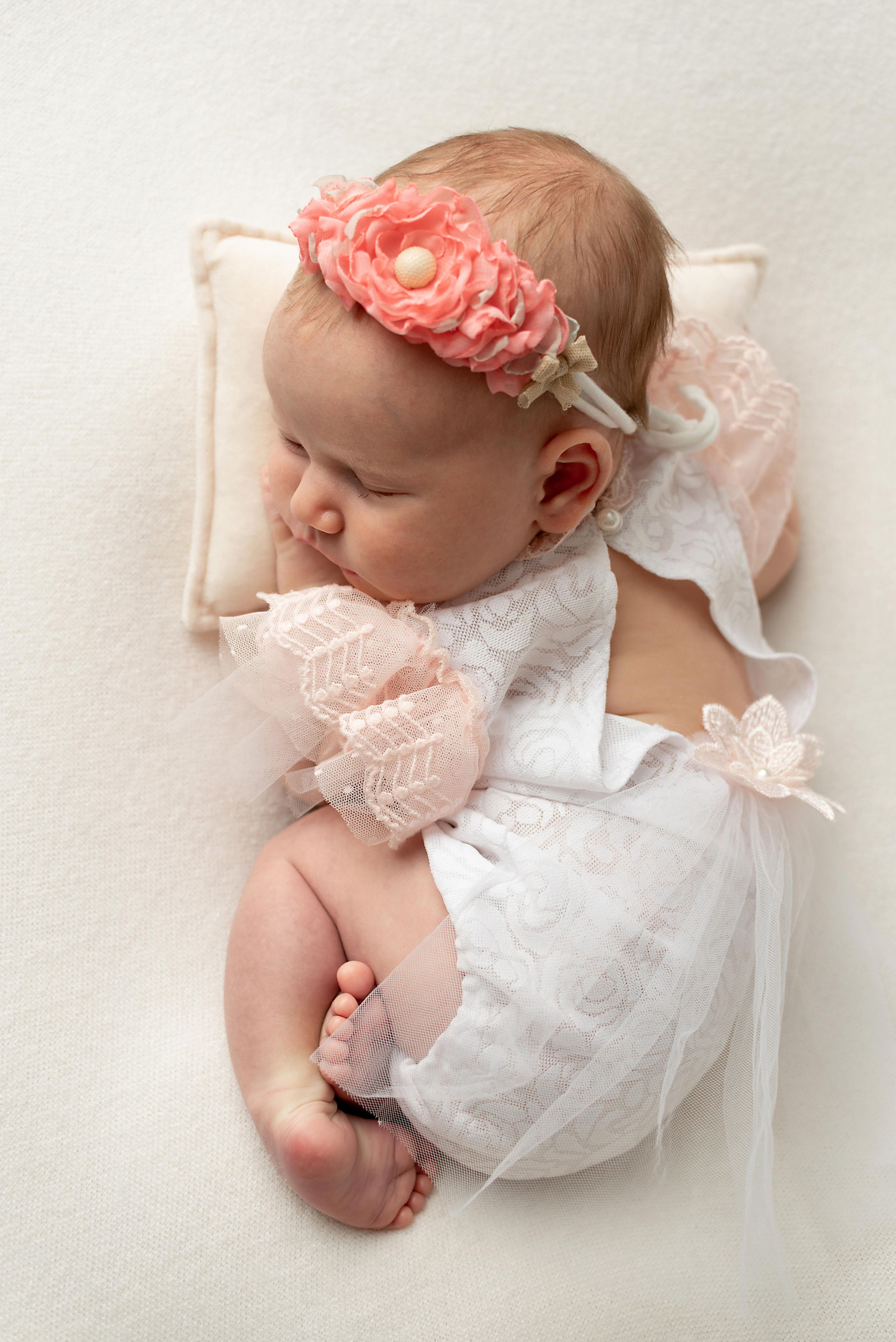 Ньюборн КРЕПЫШ малышка София мама Леся. Фотограф новорожденных в Нижневартовске Лара Курдюкова