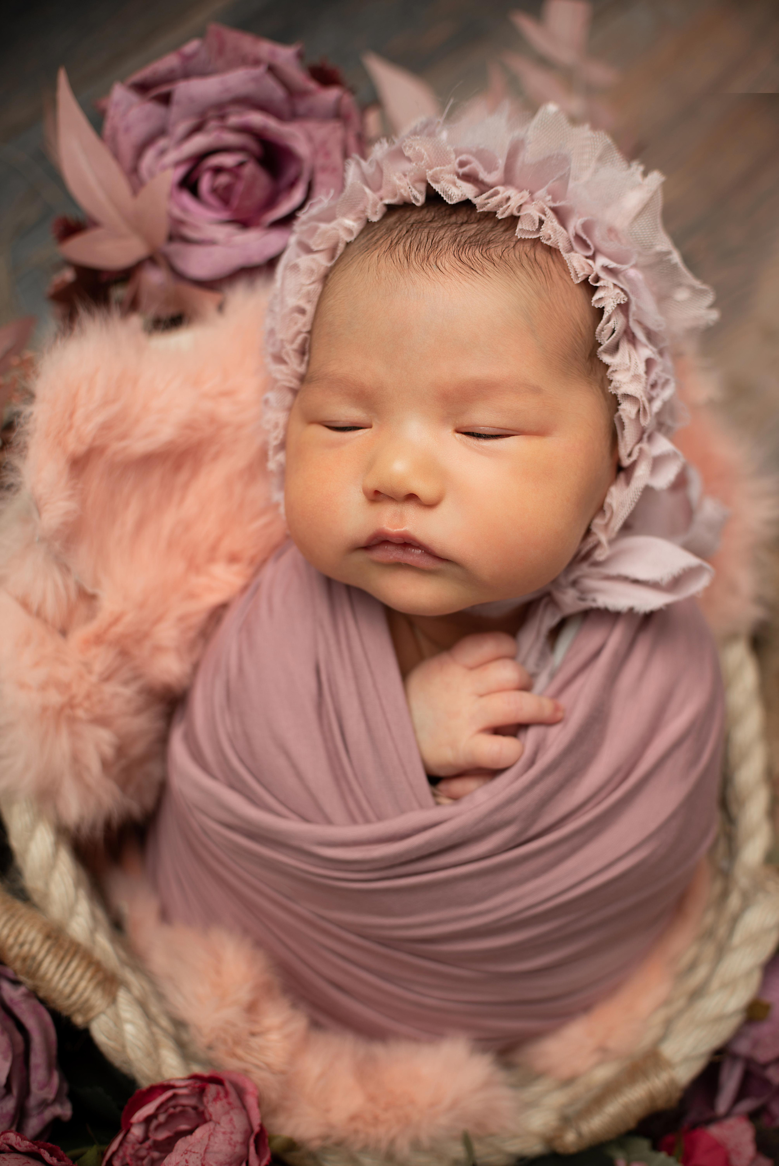 Ньюборн Крепыш малышка Вера мама Аида Калыгулова. Фотограф новорожденных в Нижневартовске Лара Курдюкова