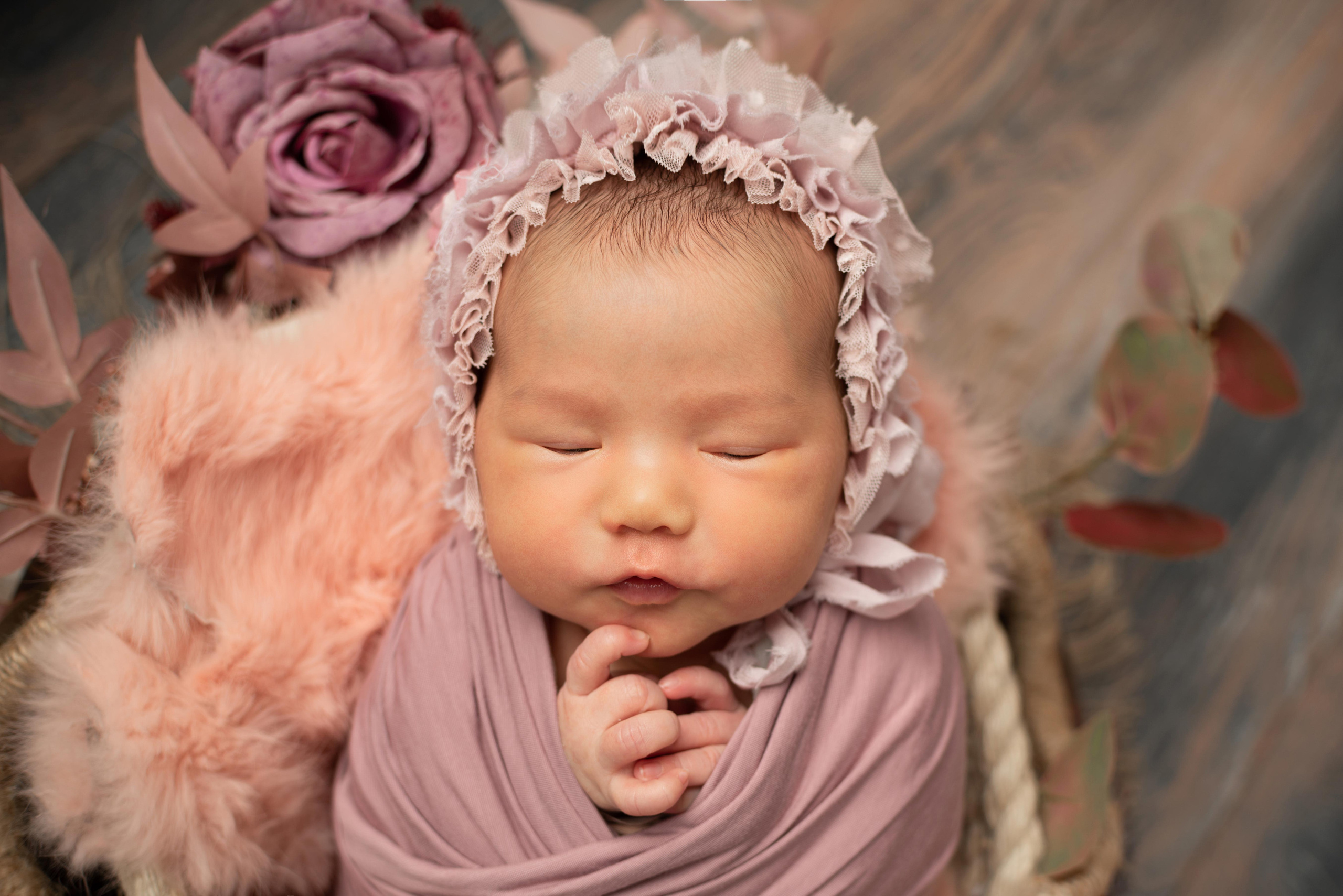 Ньюборн Крепыш малышка Вера мама Аида Калыгулова. Фотограф новорожденных в Нижневартовске Лара Курдюкова