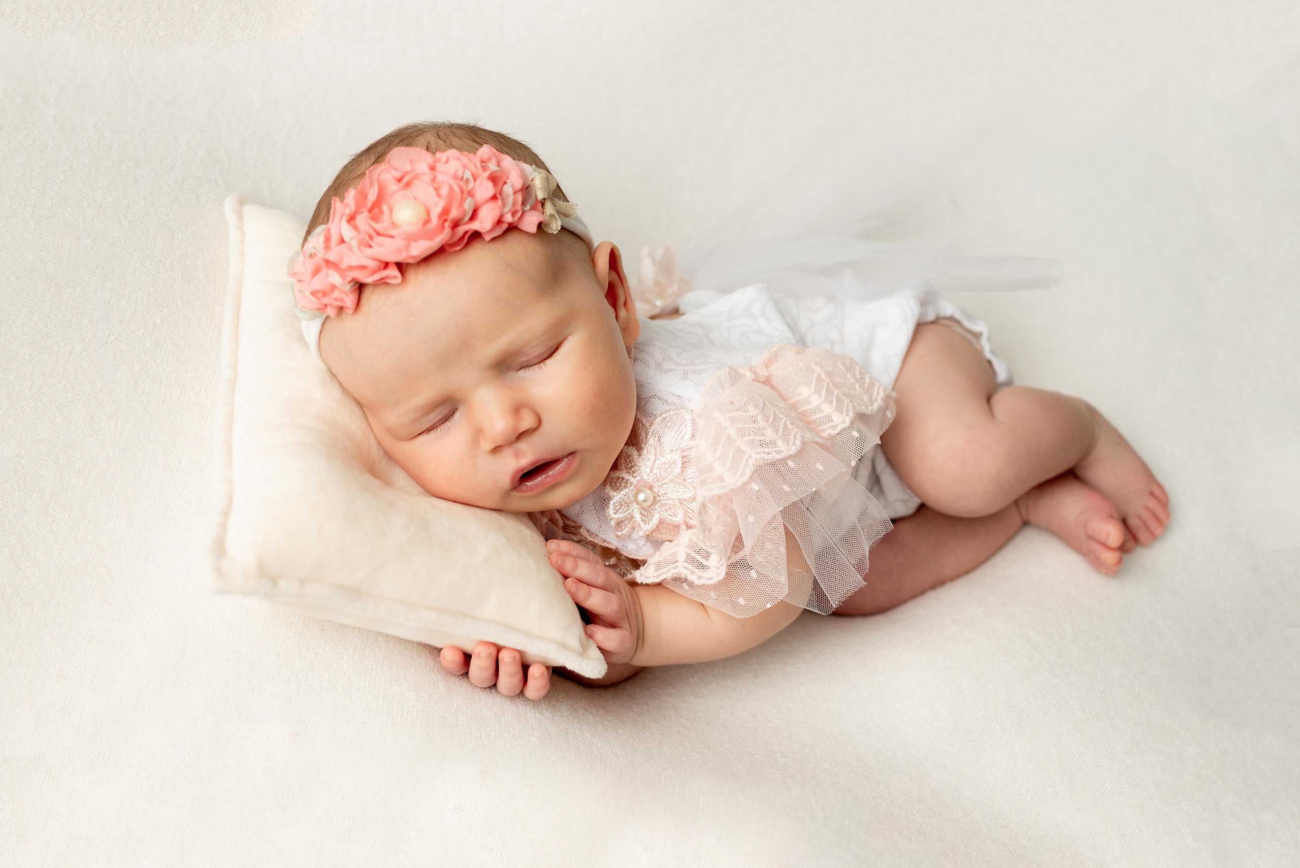 Ньюборн КРЕПЫШ малышка София мама Леся. Фотограф новорожденных в Нижневартовске Лара Курдюкова