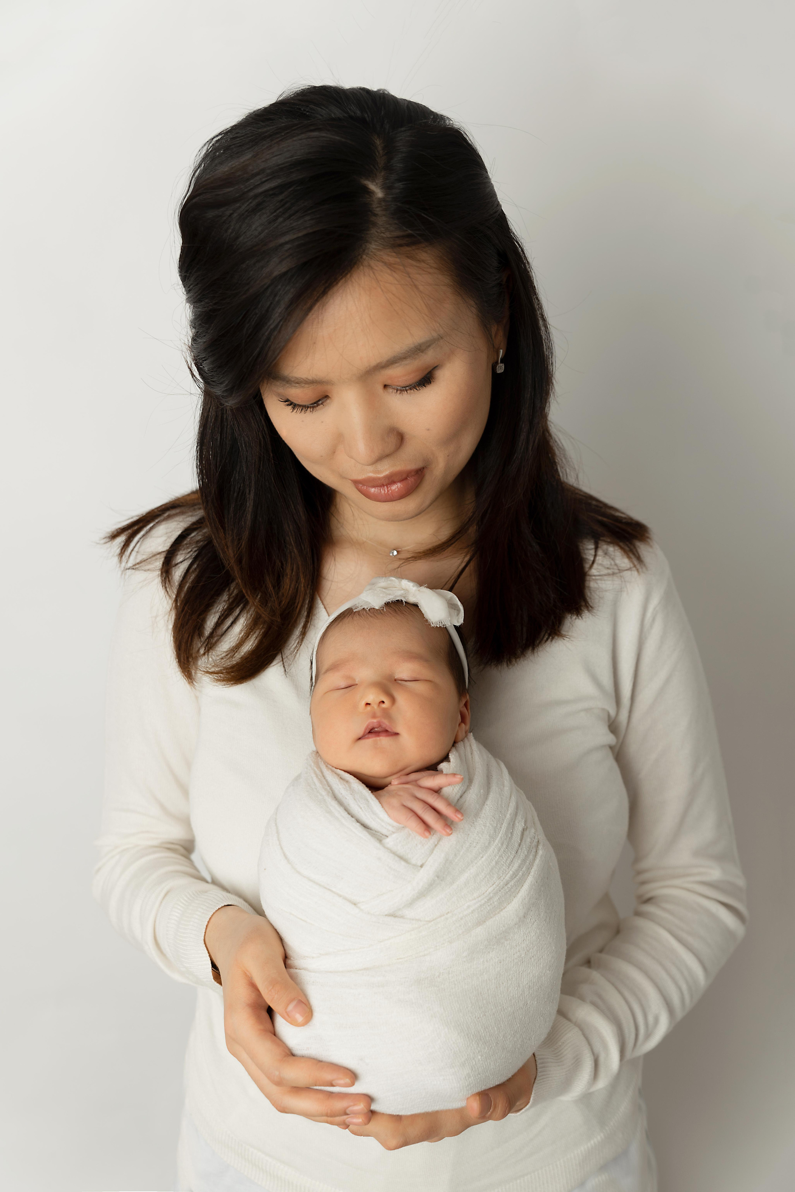 Ньюборн Крепыш малышка Вера мама Аида Калыгулова. Фотограф новорожденных в Нижневартовске Лара Курдюкова