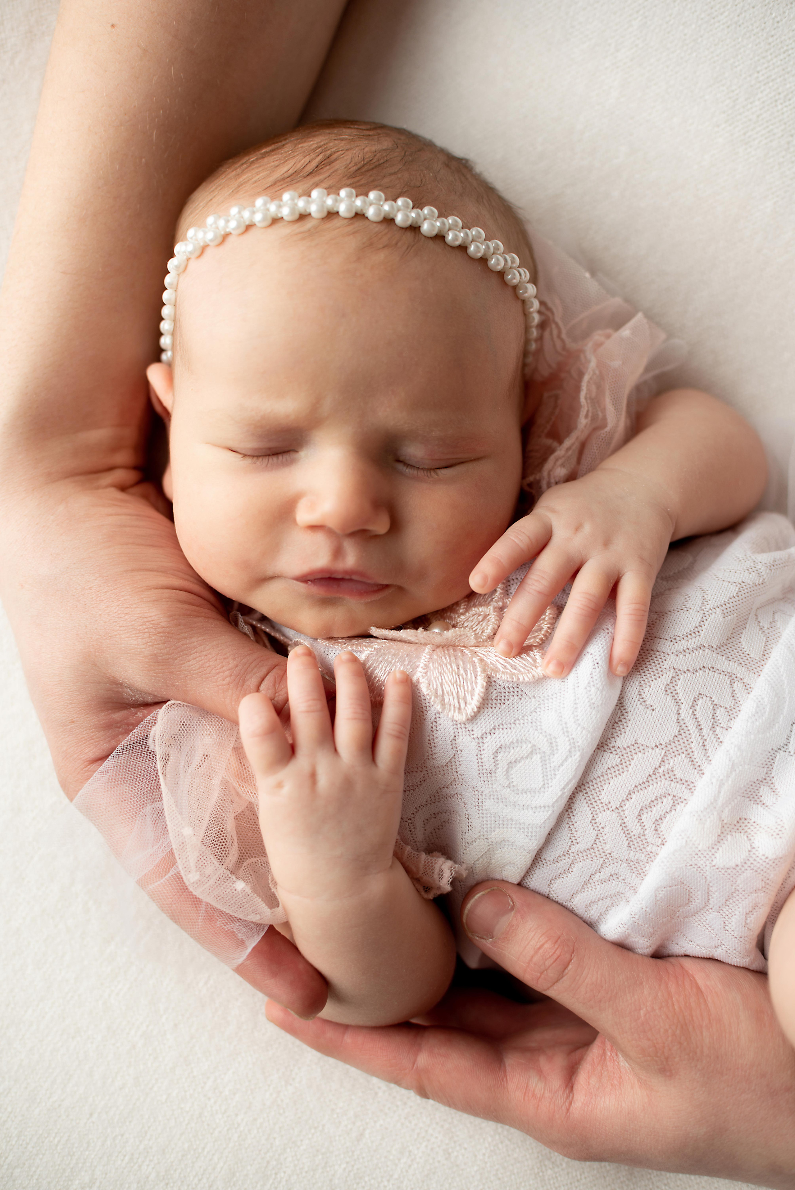 Ньюборн КРЕПЫШ малышка София мама Леся. Фотограф новорожденных в Нижневартовске Лара Курдюкова