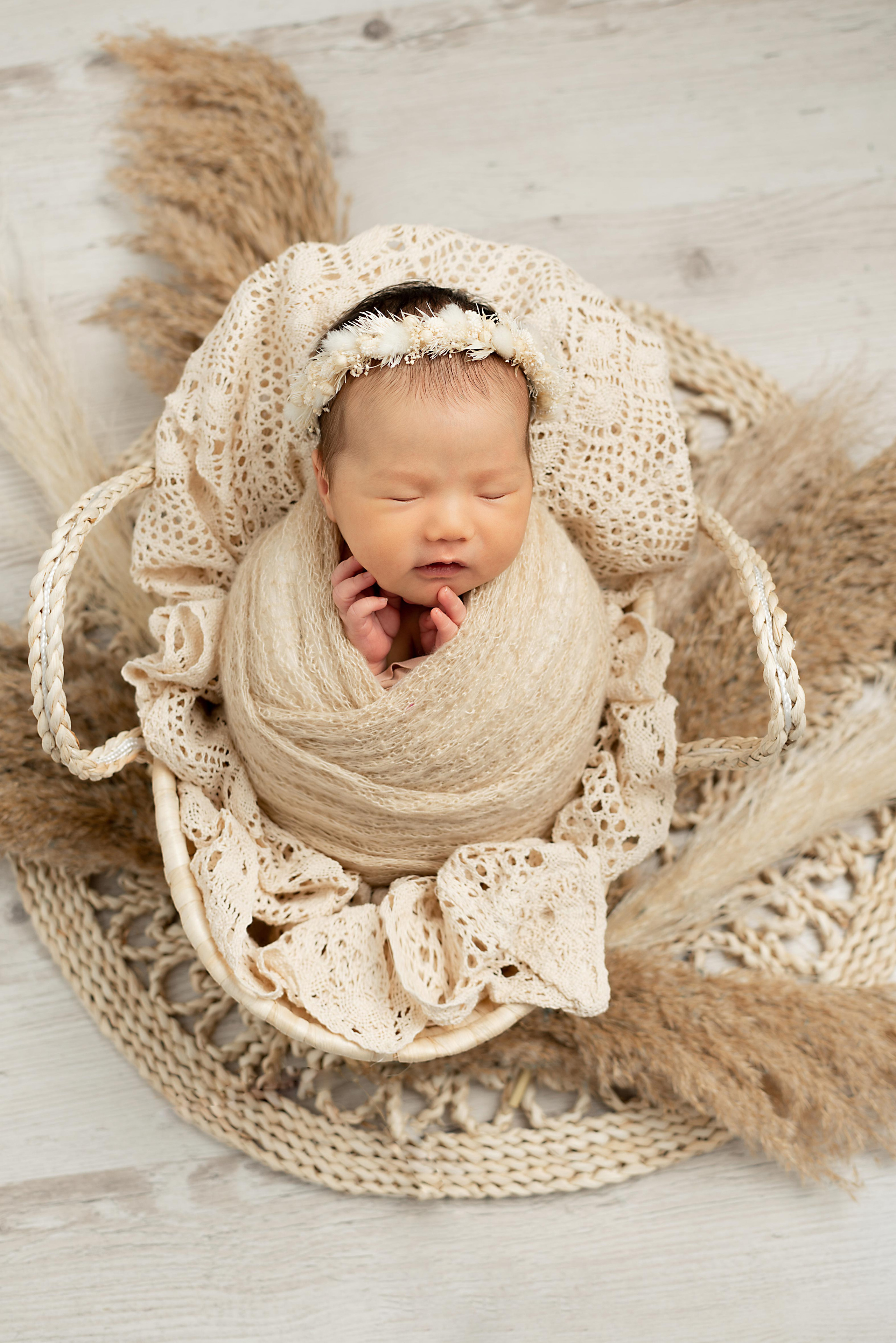 Ньюборн Крепыш малышка Вера мама Аида Калыгулова. Фотограф новорожденных в Нижневартовске Лара Курдюкова