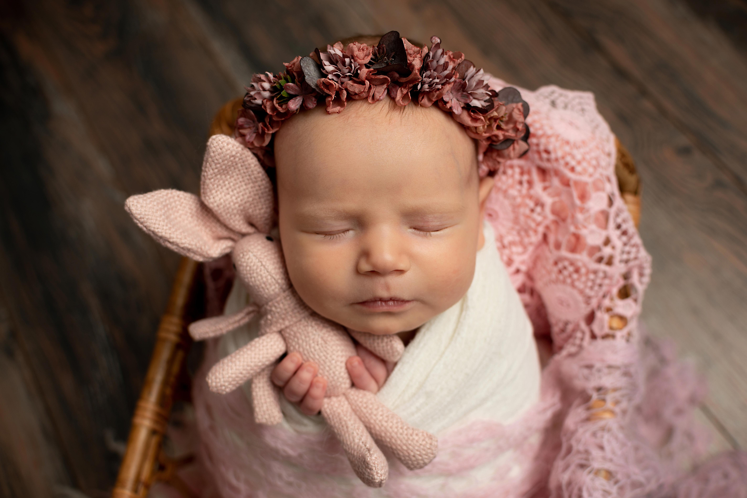 Ньюборн КРЕПЫШ малышка София мама Леся. Фотограф новорожденных в Нижневартовске Лара Курдюкова