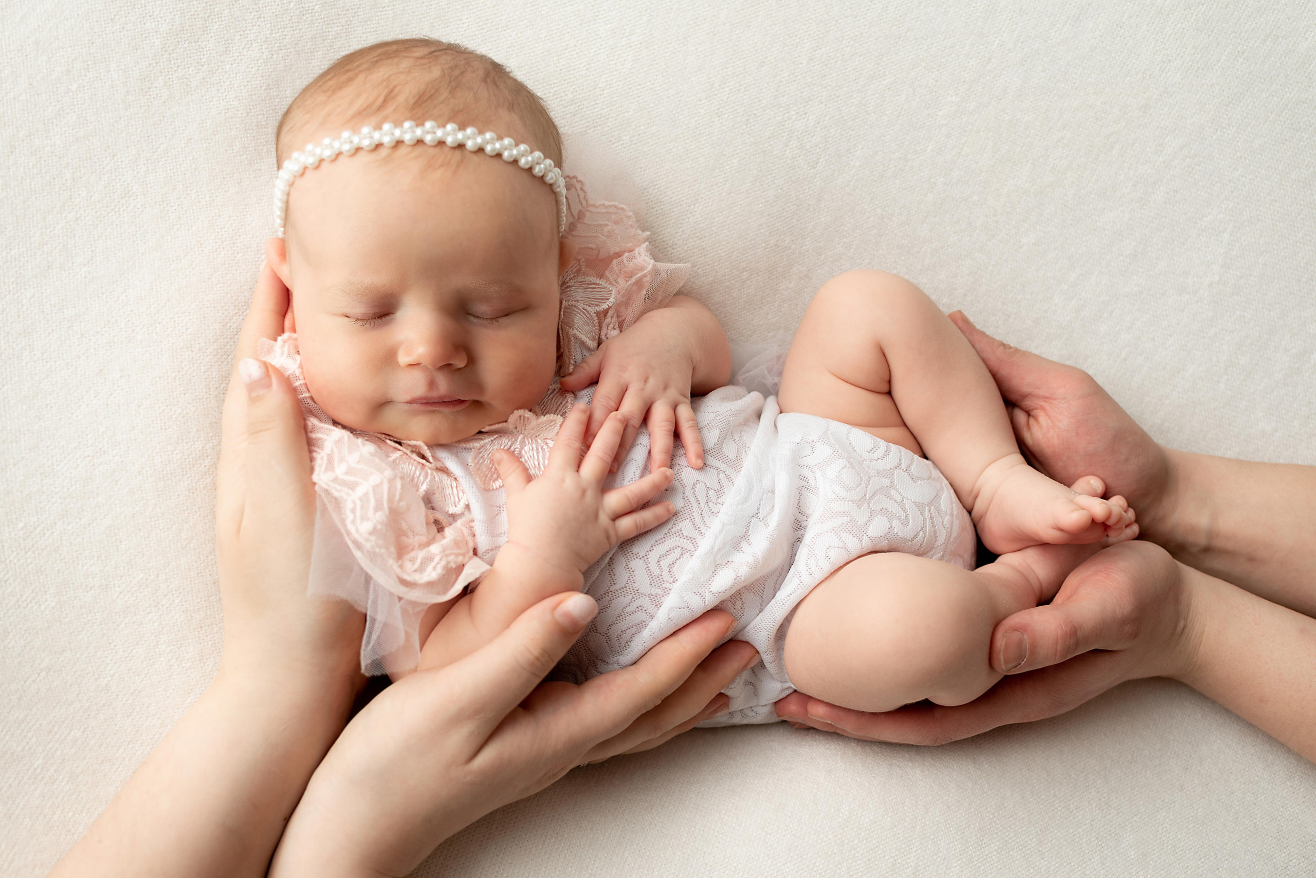 Ньюборн КРЕПЫШ малышка София мама Леся. Фотограф новорожденных в Нижневартовске Лара Курдюкова