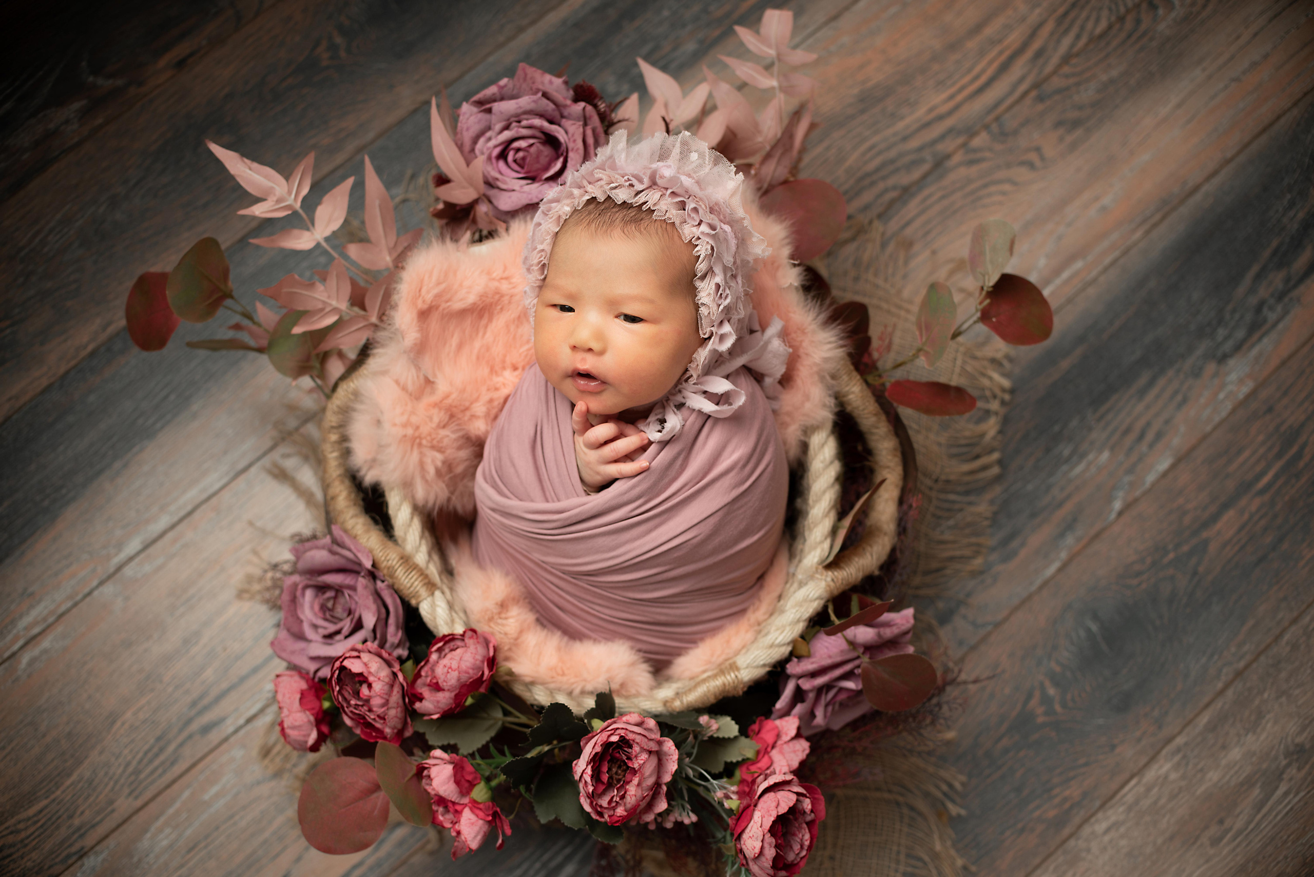 Ньюборн Крепыш малышка Вера мама Аида Калыгулова. Фотограф новорожденных в Нижневартовске Лара Курдюкова