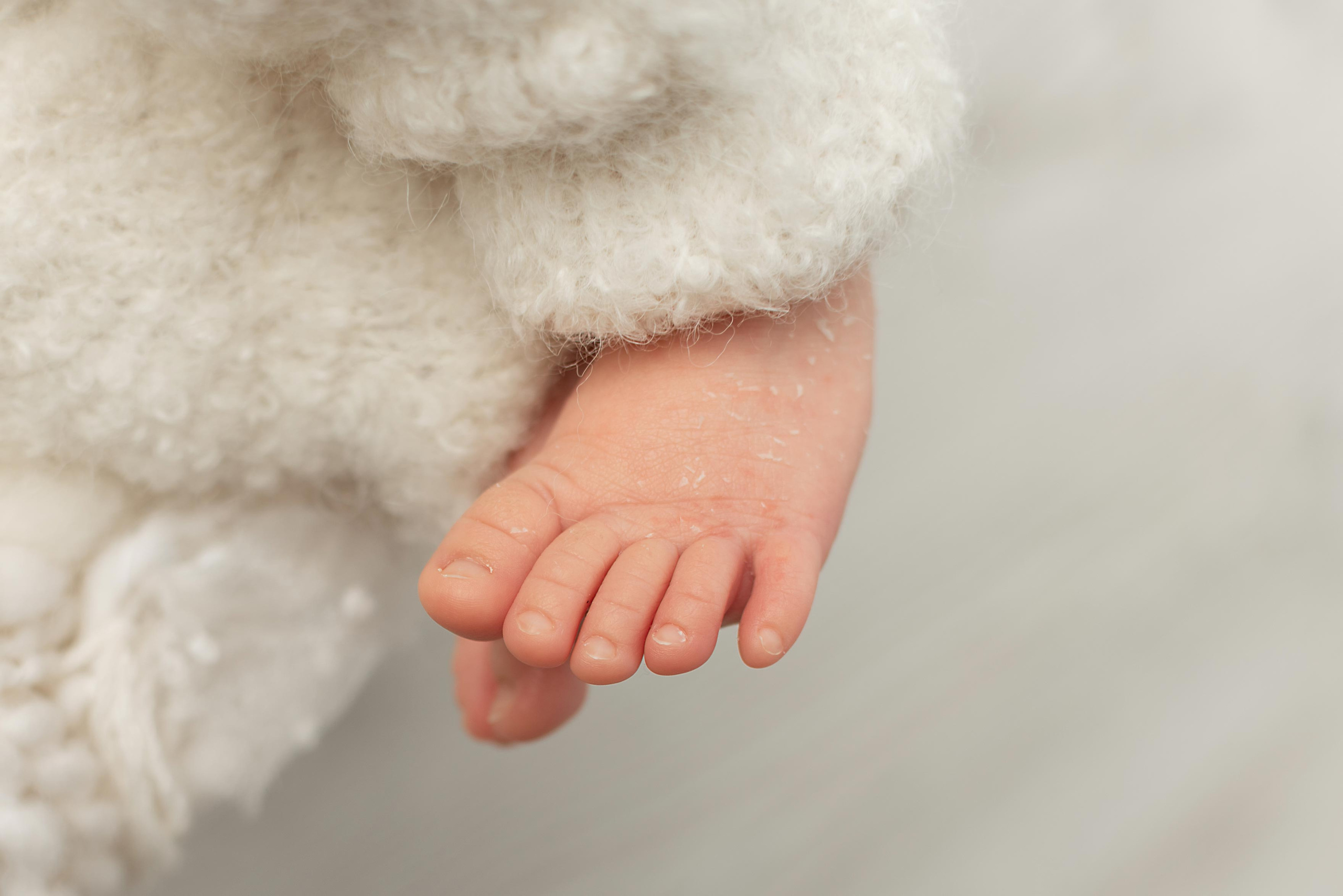 Ньюборн Крепыш малышка Вера мама Аида Калыгулова. Фотограф новорожденных в Нижневартовске Лара Курдюкова