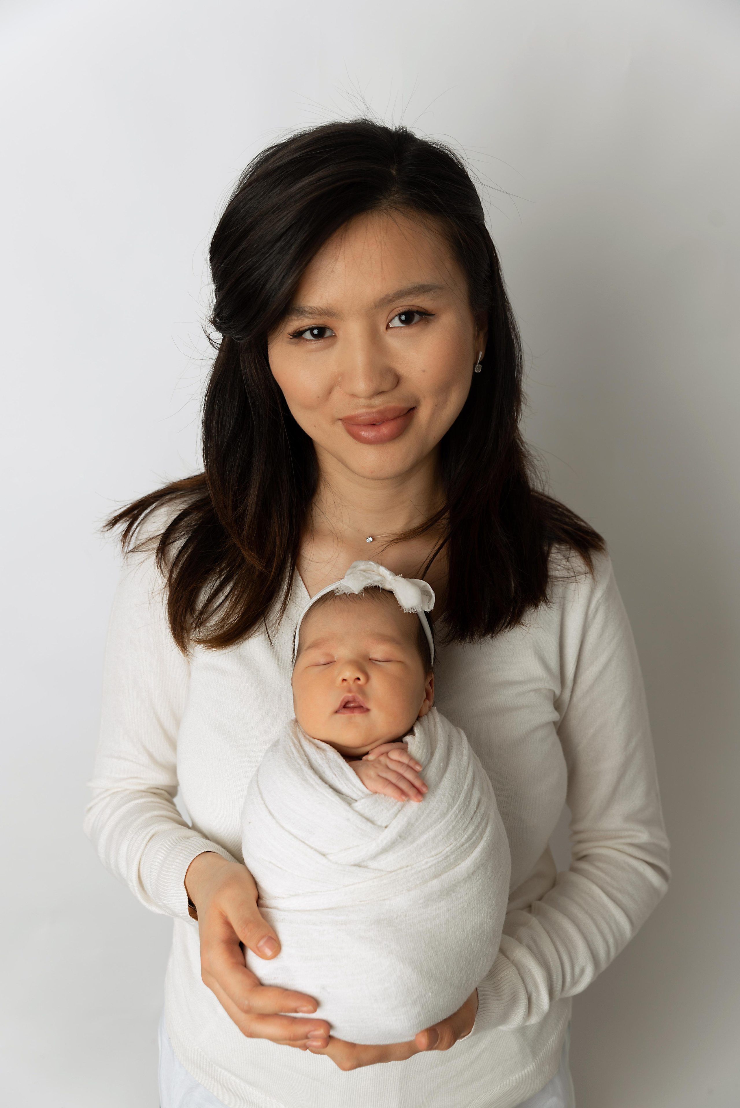 Ньюборн Крепыш малышка Вера мама Аида Калыгулова. Фотограф новорожденных в Нижневартовске Лара Курдюкова