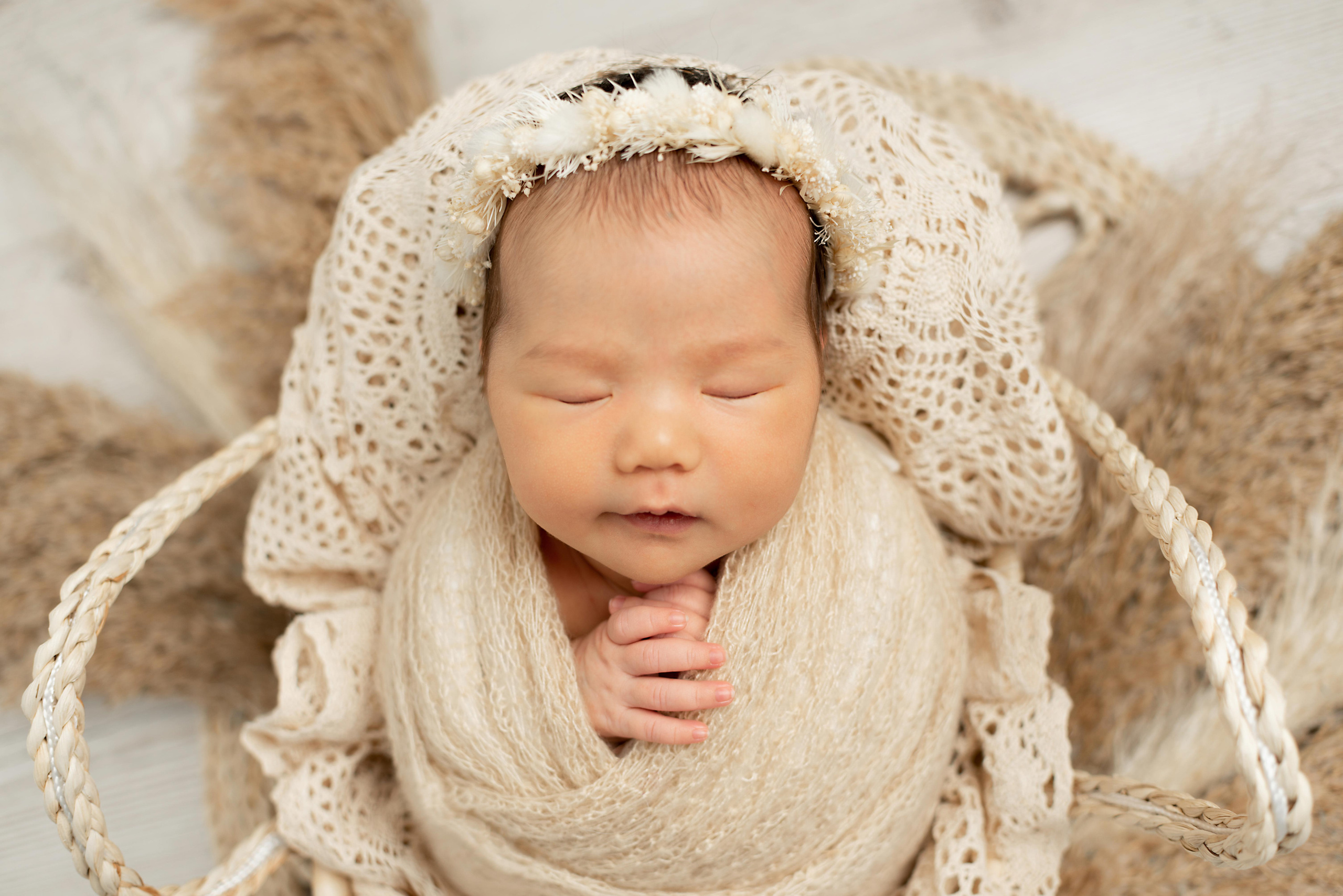 Ньюборн Крепыш малышка Вера мама Аида Калыгулова. Фотограф новорожденных в Нижневартовске Лара Курдюкова