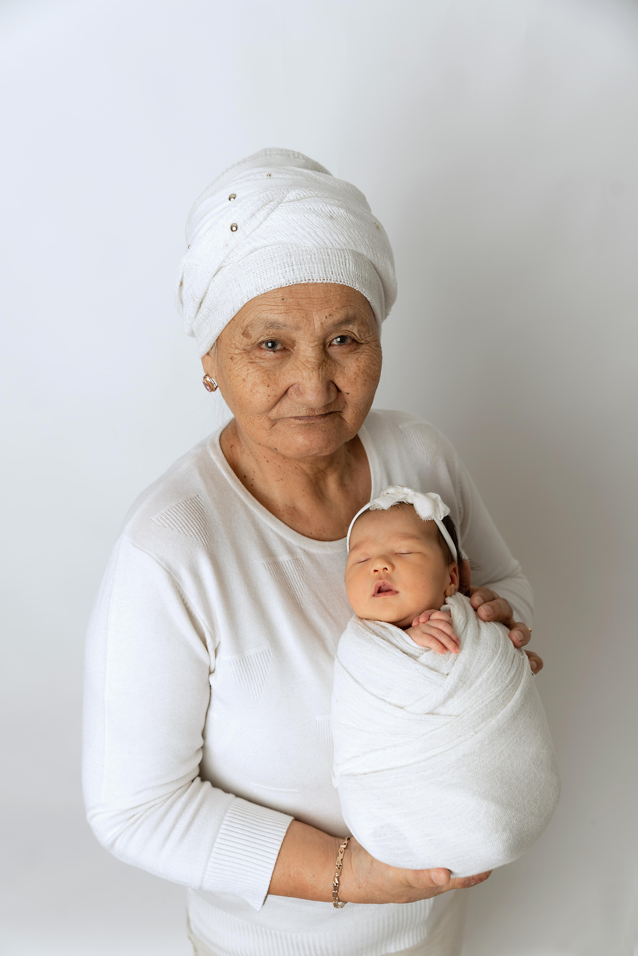 Ньюборн Крепыш малышка Вера мама Аида Калыгулова. Фотограф новорожденных в Нижневартовске Лара Курдюкова