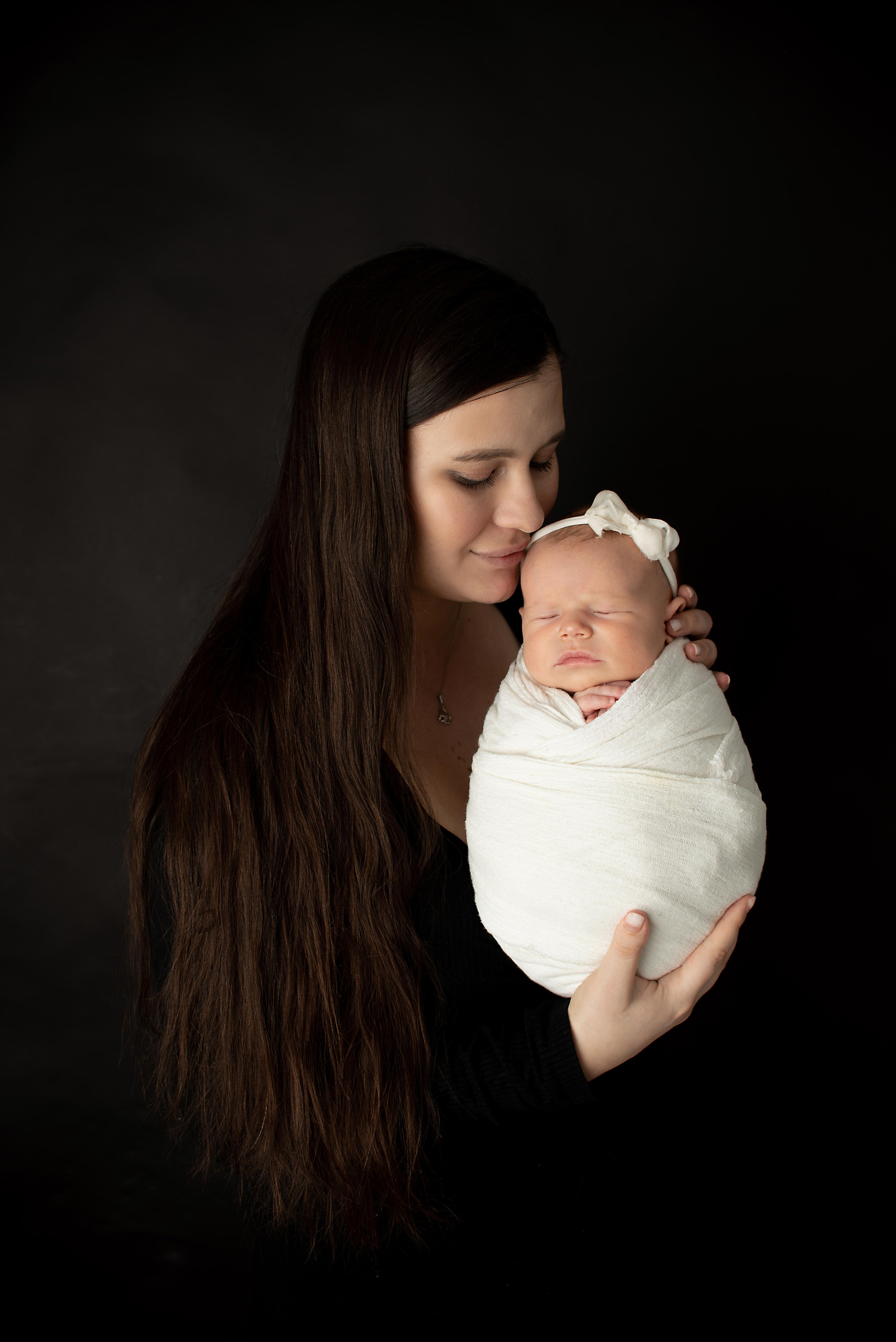 Ньюборн КРЕПЫШ малышка София мама Леся. Фотограф новорожденных в Нижневартовске Лара Курдюкова