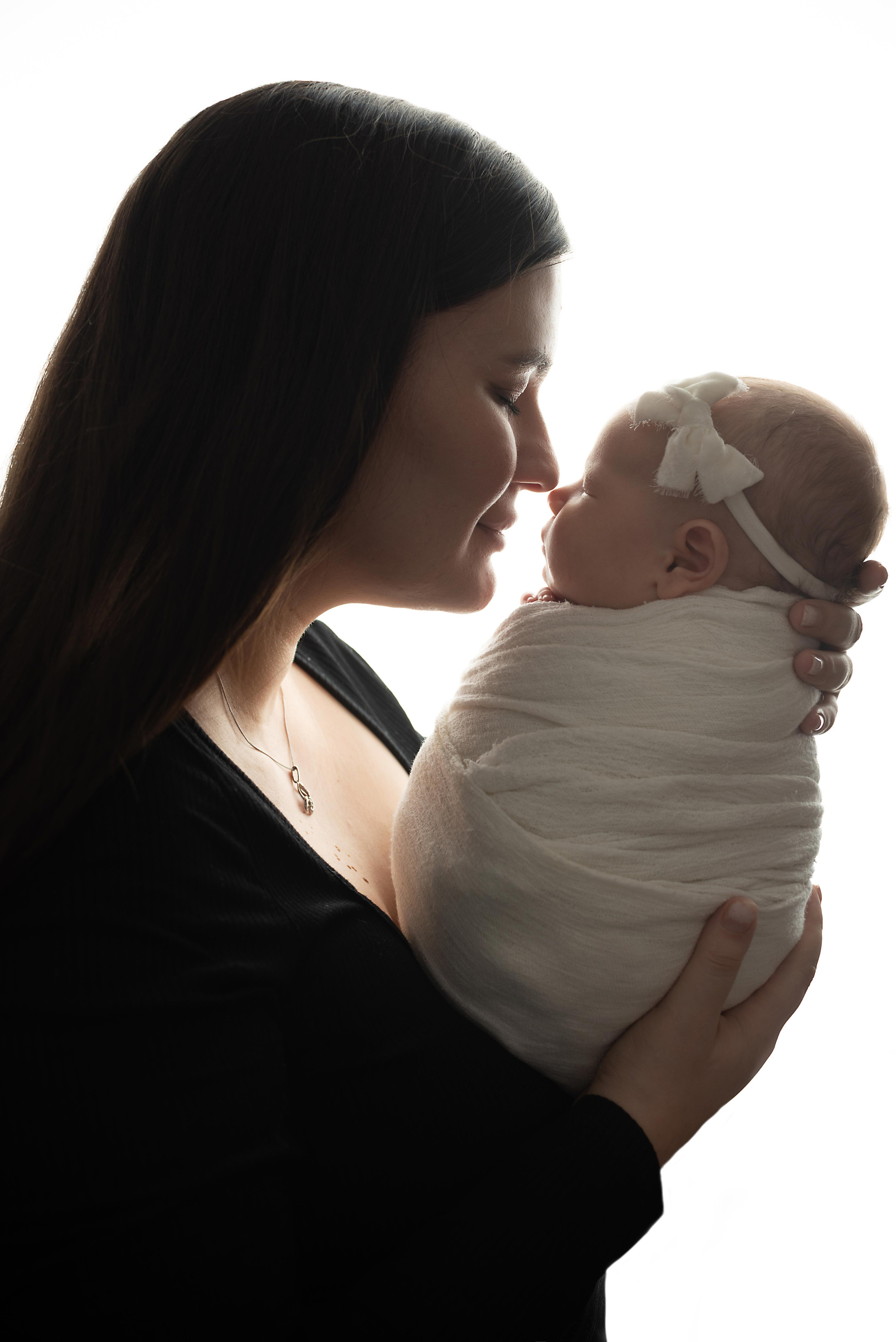 Ньюборн КРЕПЫШ малышка София мама Леся. Фотограф новорожденных в Нижневартовске Лара Курдюкова