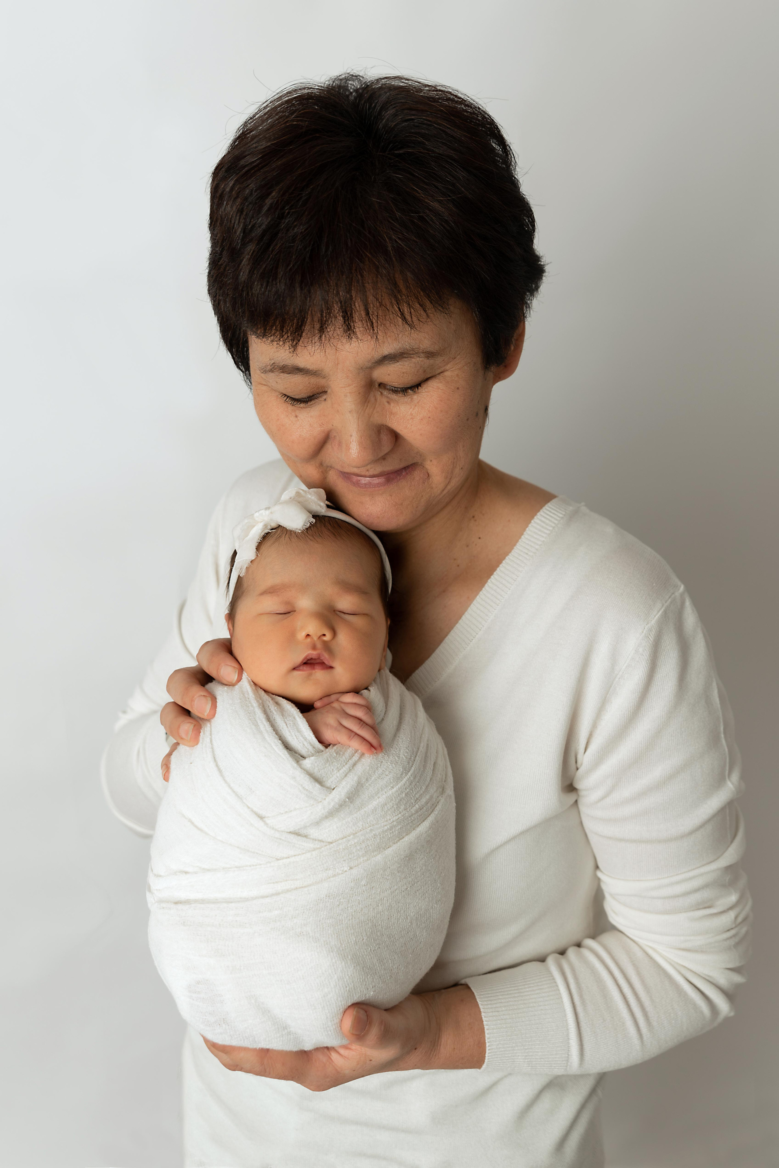 Ньюборн Крепыш малышка Вера мама Аида Калыгулова. Фотограф новорожденных в Нижневартовске Лара Курдюкова