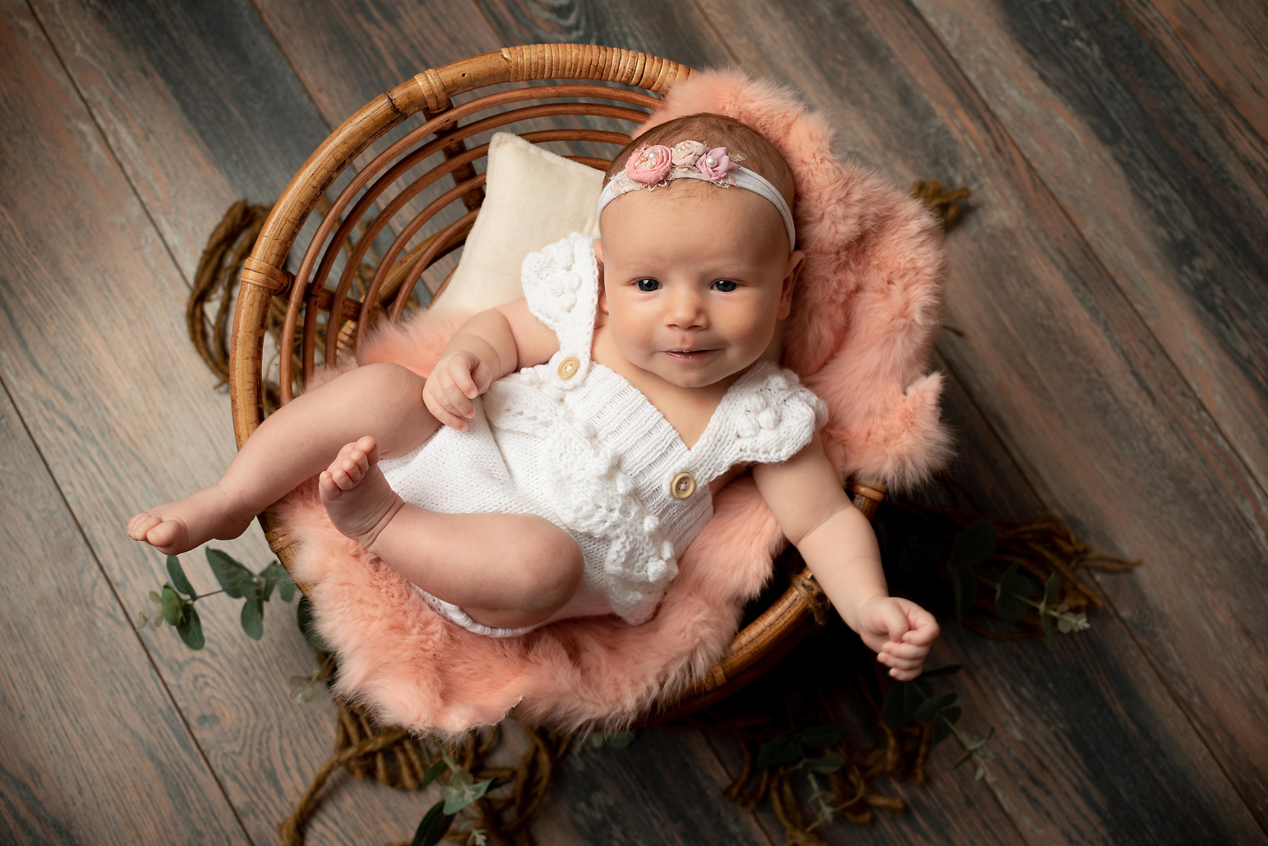 Ньюборн КРЕПЫШ малышка София мама Леся. Фотограф новорожденных в Нижневартовске Лара Курдюкова