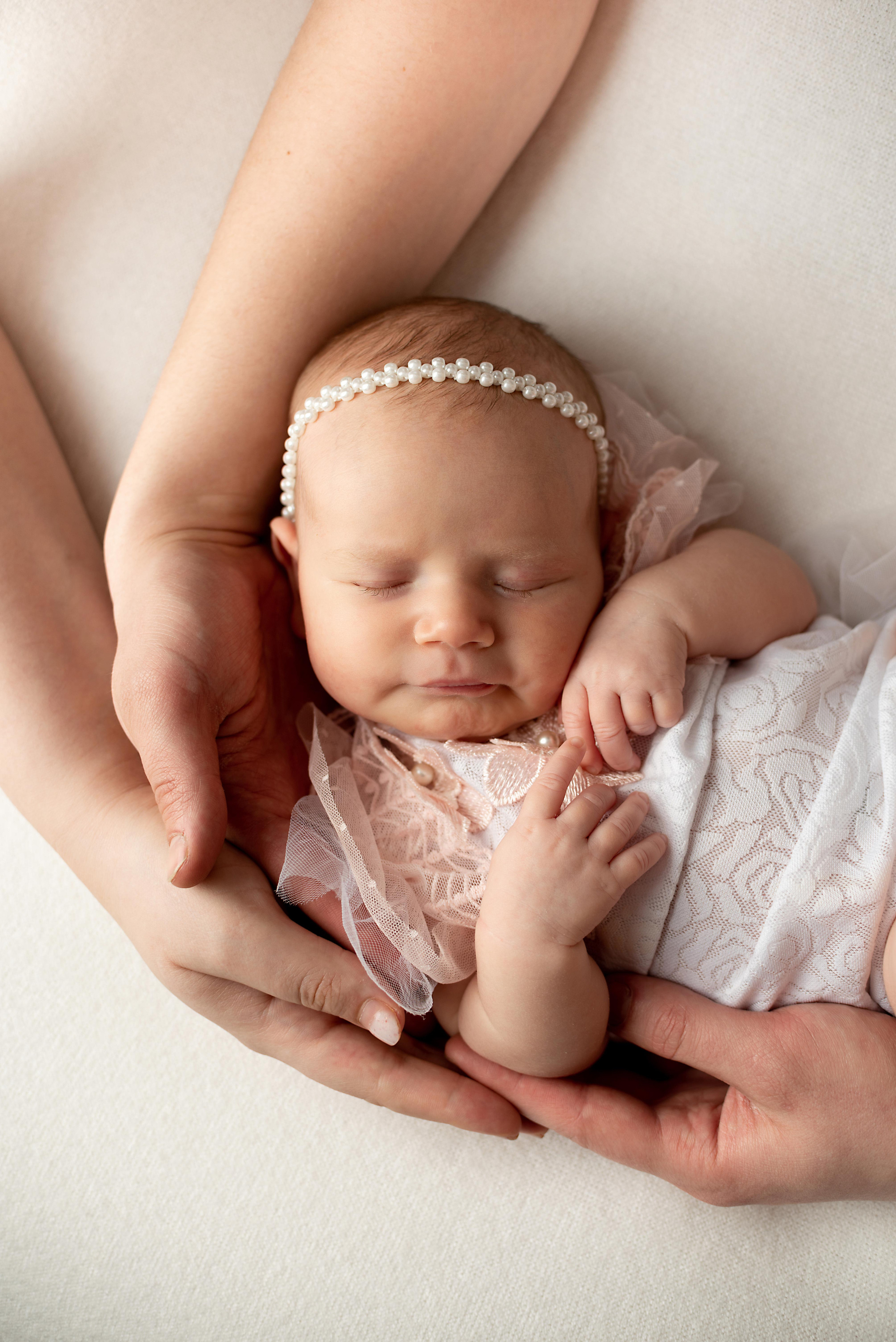 Ньюборн КРЕПЫШ малышка София мама Леся. Фотограф новорожденных в Нижневартовске Лара Курдюкова