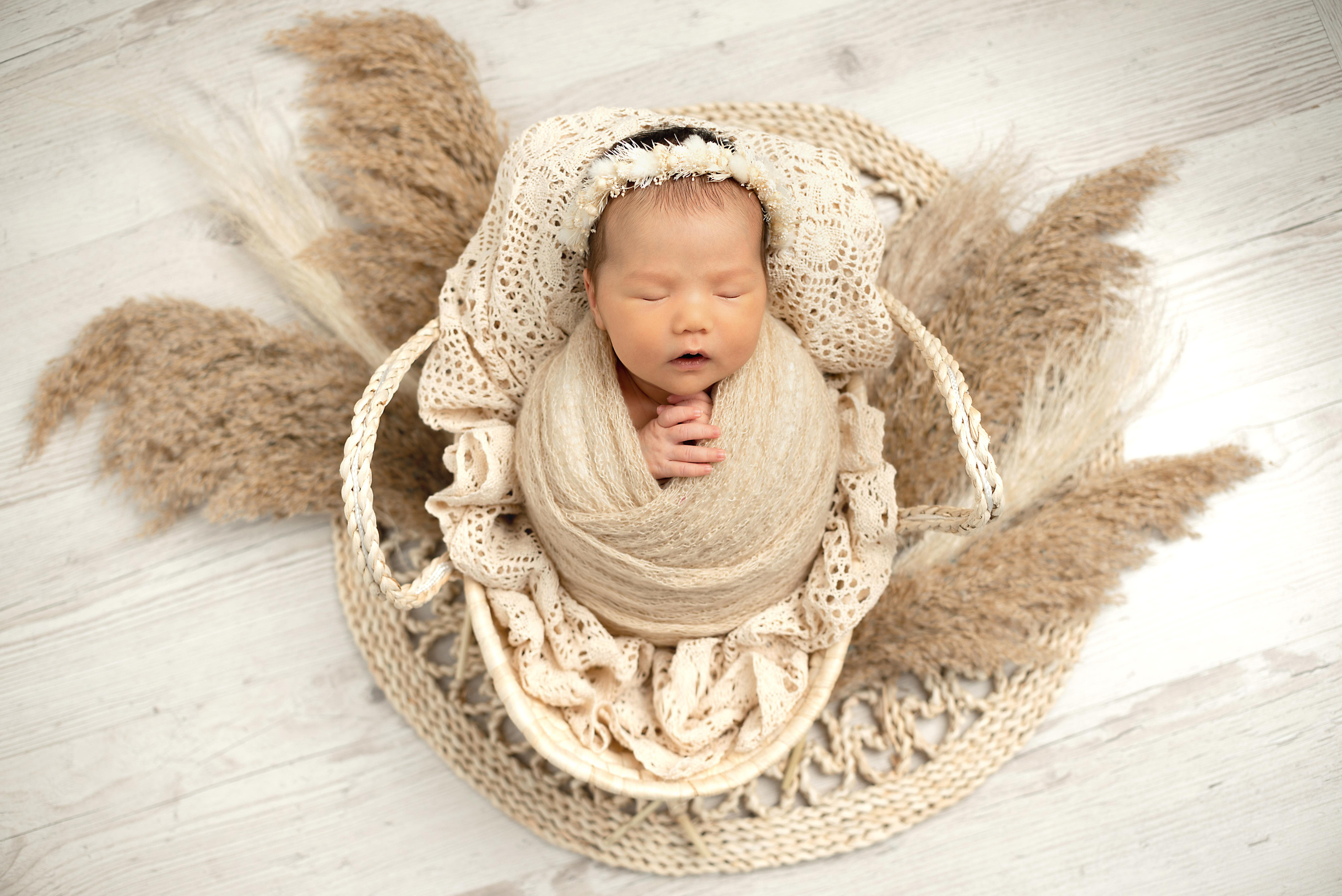 Ньюборн Крепыш малышка Вера мама Аида Калыгулова. Фотограф новорожденных в Нижневартовске Лара Курдюкова