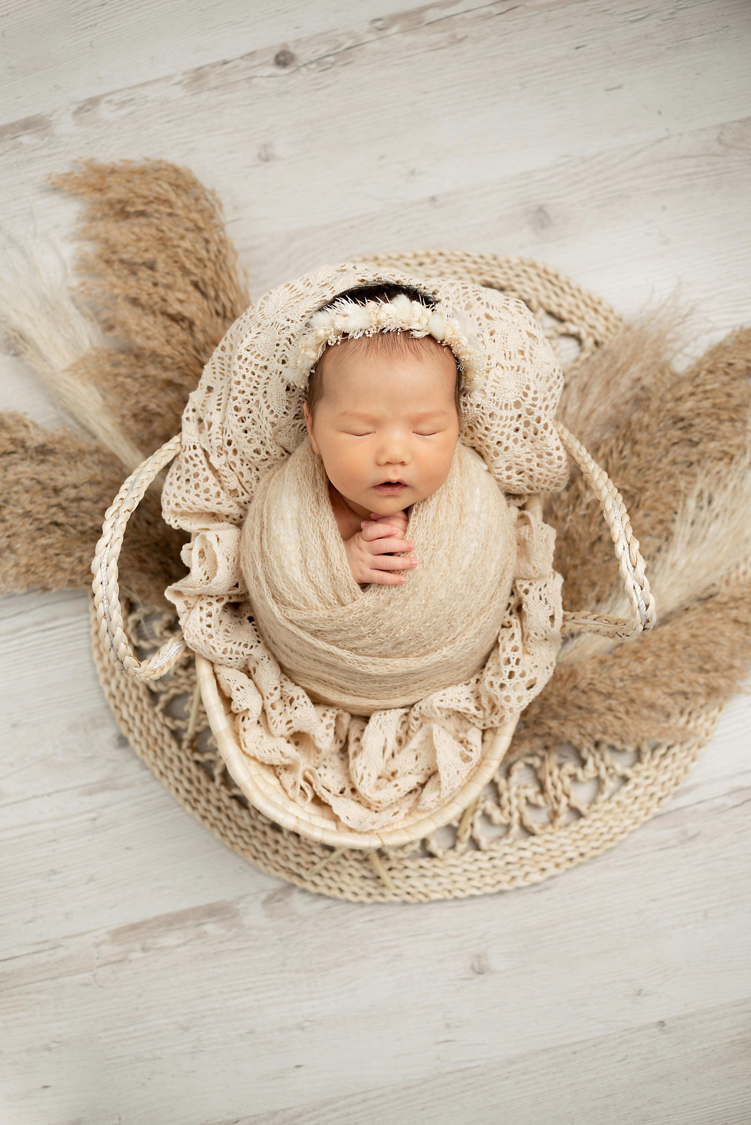 Ньюборн Крепыш малышка Вера мама Аида Калыгулова. Фотограф новорожденных в Нижневартовске Лара Курдюкова