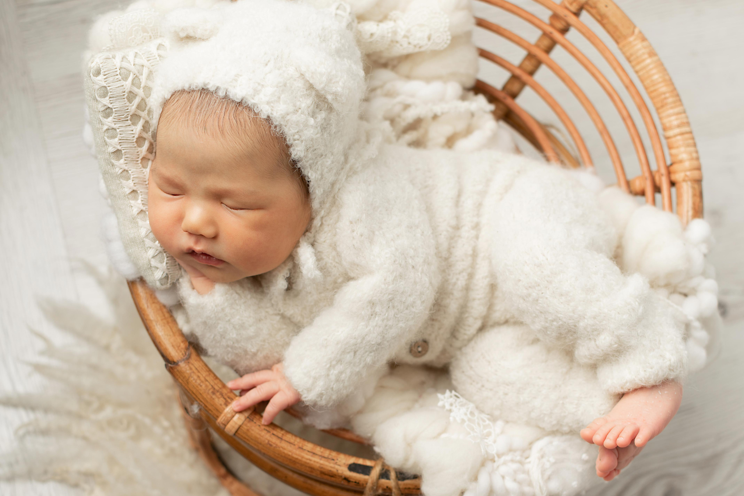 Ньюборн Крепыш малышка Вера мама Аида Калыгулова. Фотограф новорожденных в Нижневартовске Лара Курдюкова