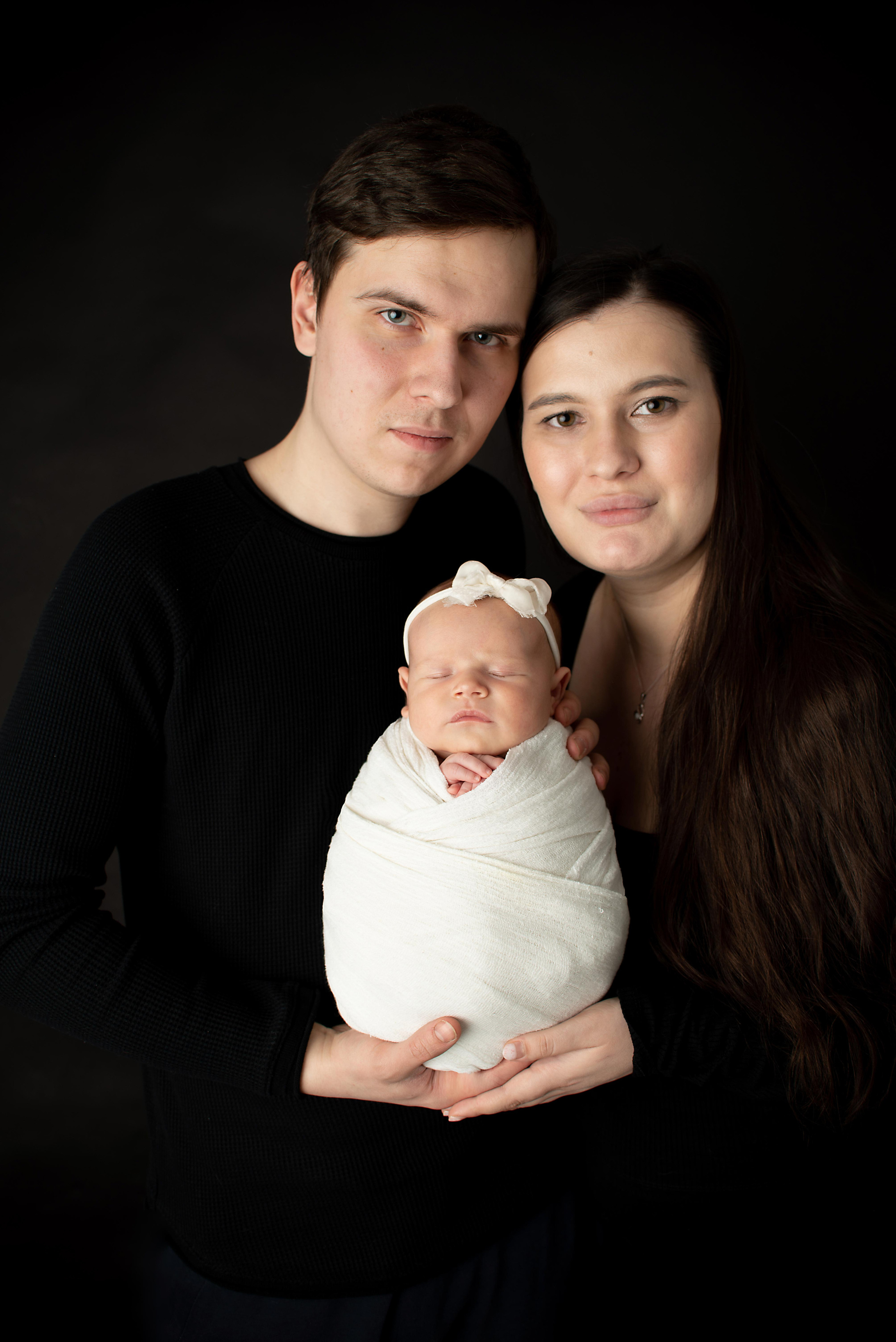 Ньюборн КРЕПЫШ малышка София мама Леся. Фотограф новорожденных в Нижневартовске Лара Курдюкова