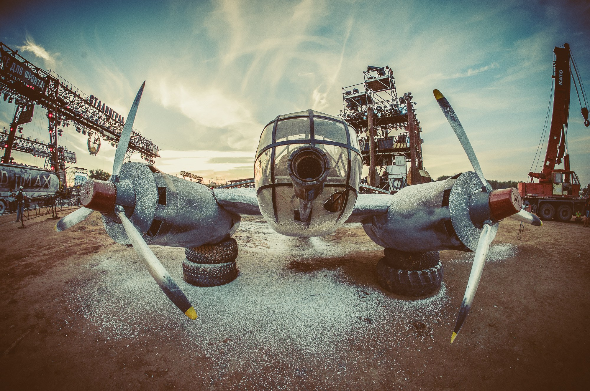 Винтовой самолёт на площадке байк-шоу