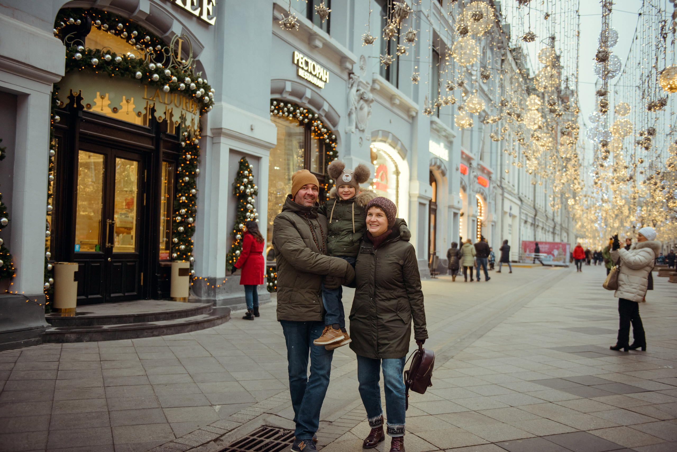 family photo shoot walking in the city. New Year Christmas photoshoot (Photographer in Edinburgh Elena Carruthers)