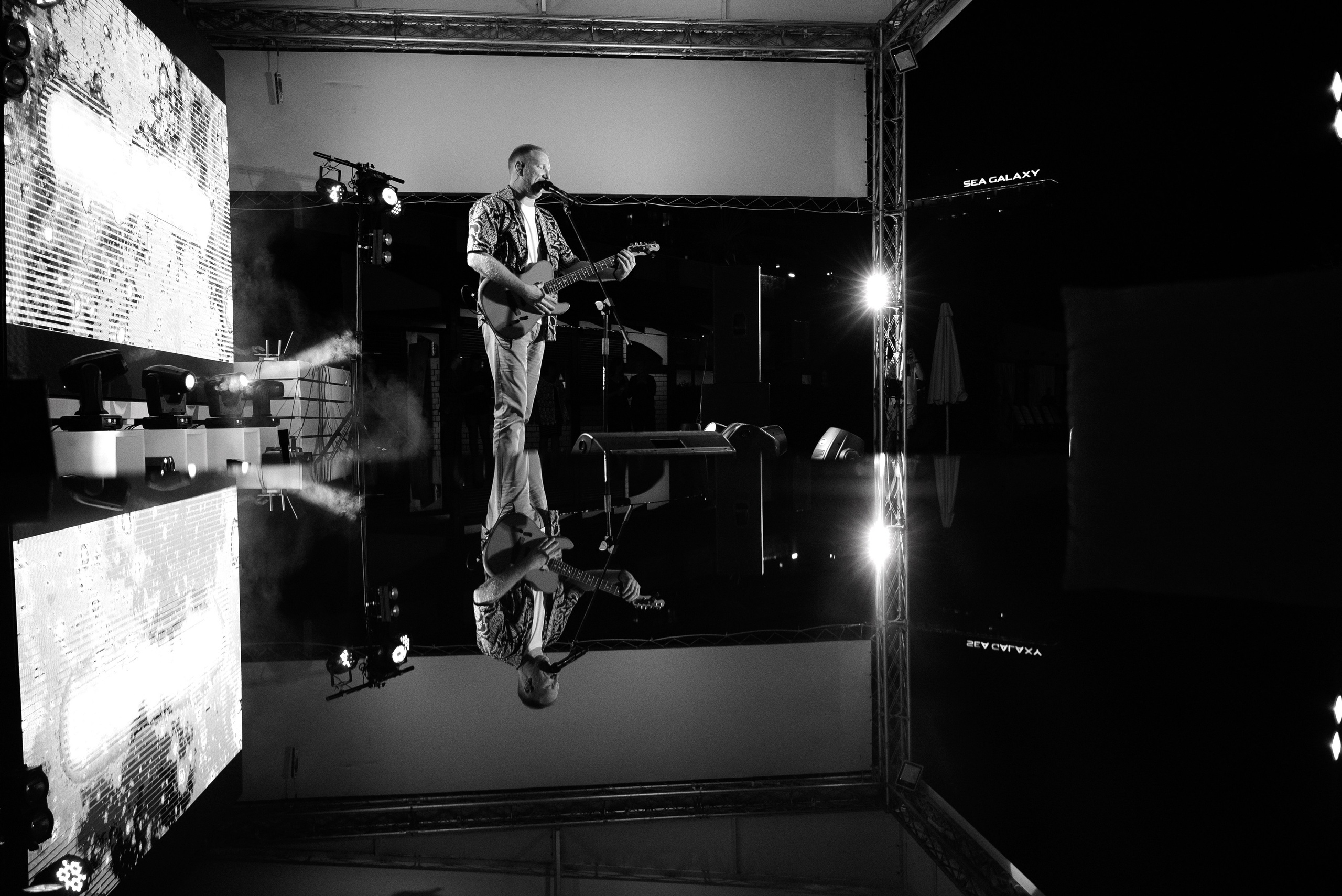 Репортажный фотограф Сочи запечатлел выступление Константина Бурдаева на сцене группы Братья Гримм