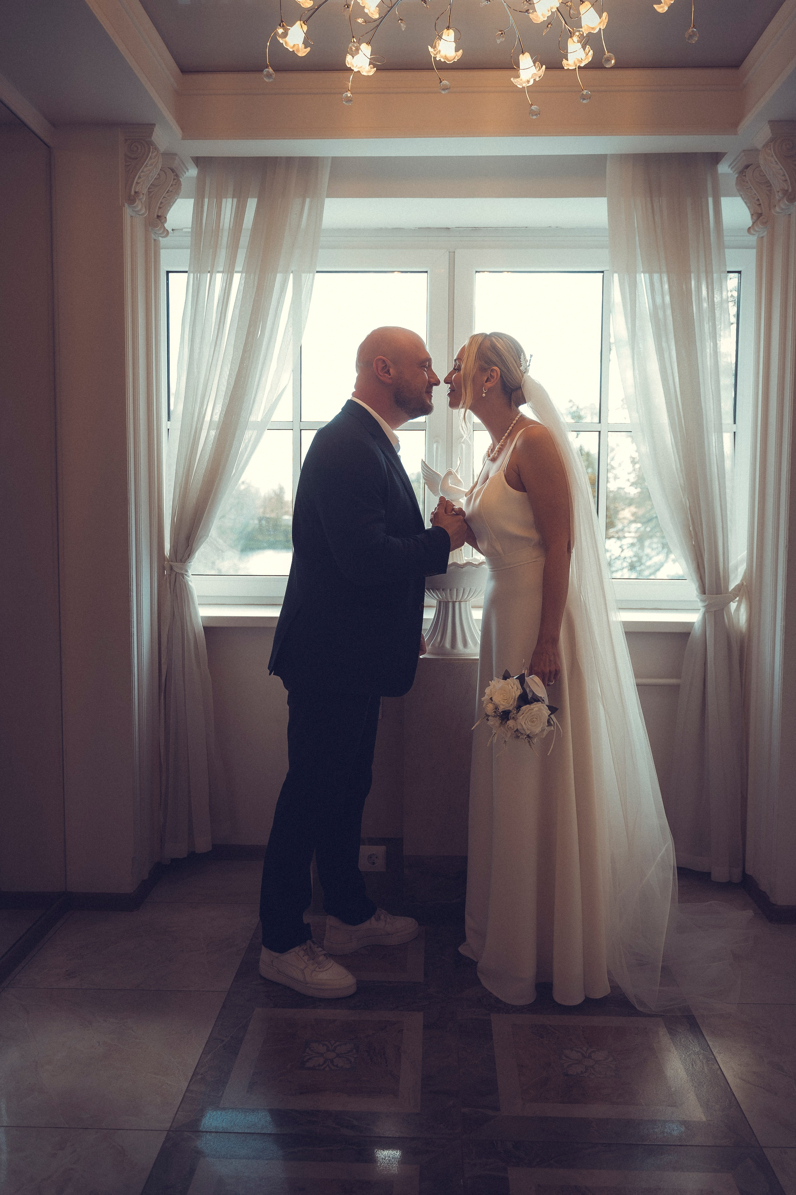 Свадебная фотосессия в ЗАГСе Петергофа. Фото внутри