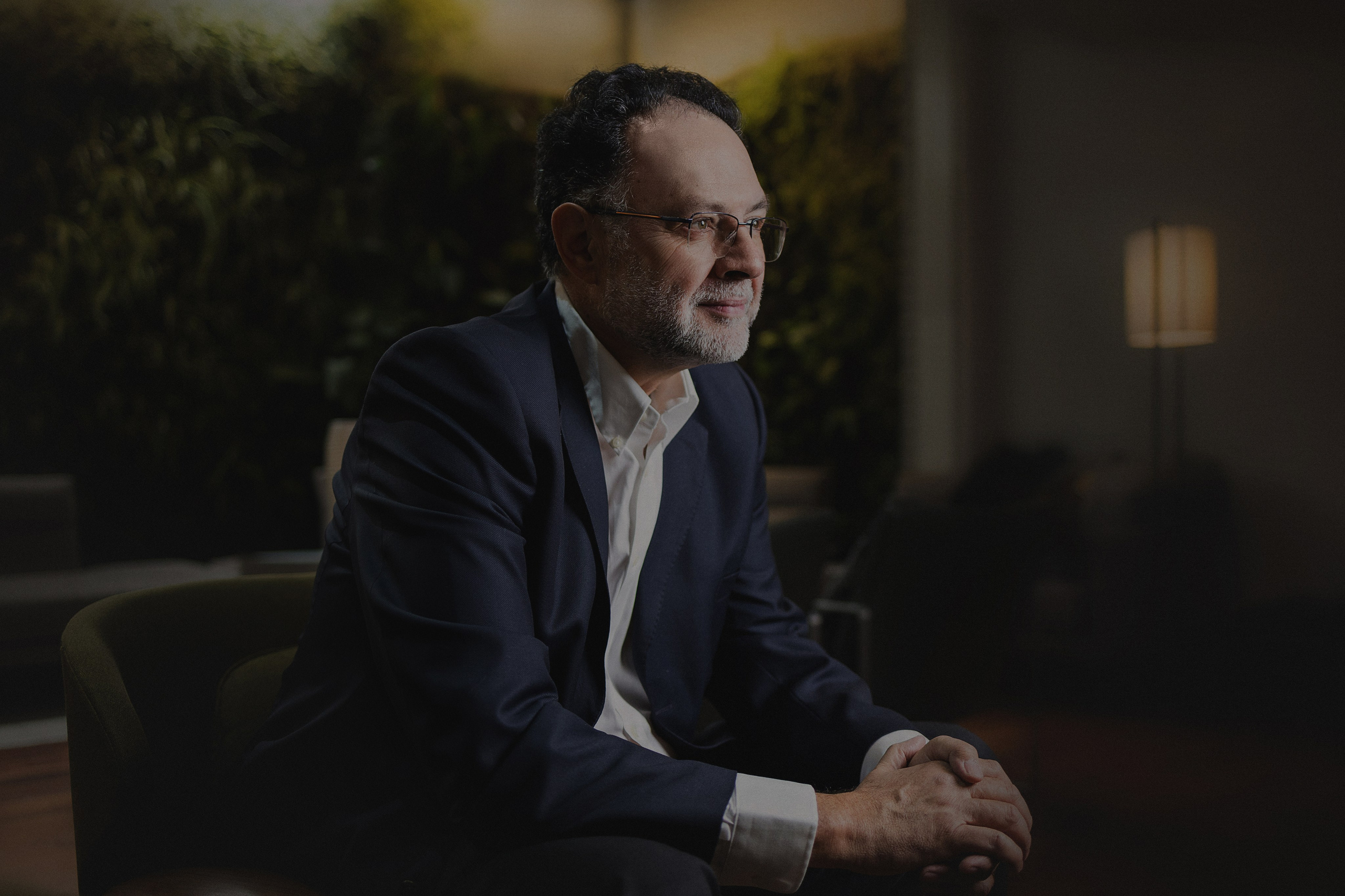 Fotografía Corporativa y Retratos Profesionales en Santiago, Chile. Retrato formal. Fotos Profesionales para LinkedIn, Empresas. Fotógrafa en Santiago, Chile | Julia Zalnova