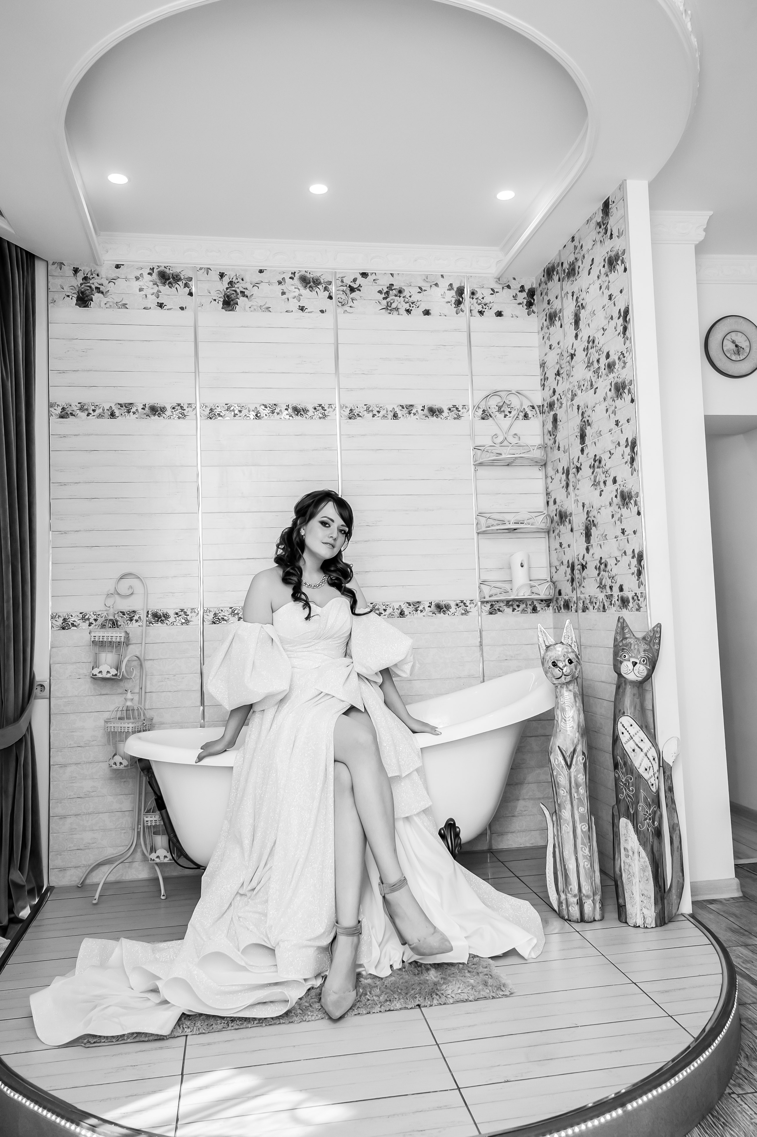 Невеста на сборах сидит на ванне, фотограф видеограф Павел Коротков, забронировать на сайте: https://foto-video-svadba.ru/